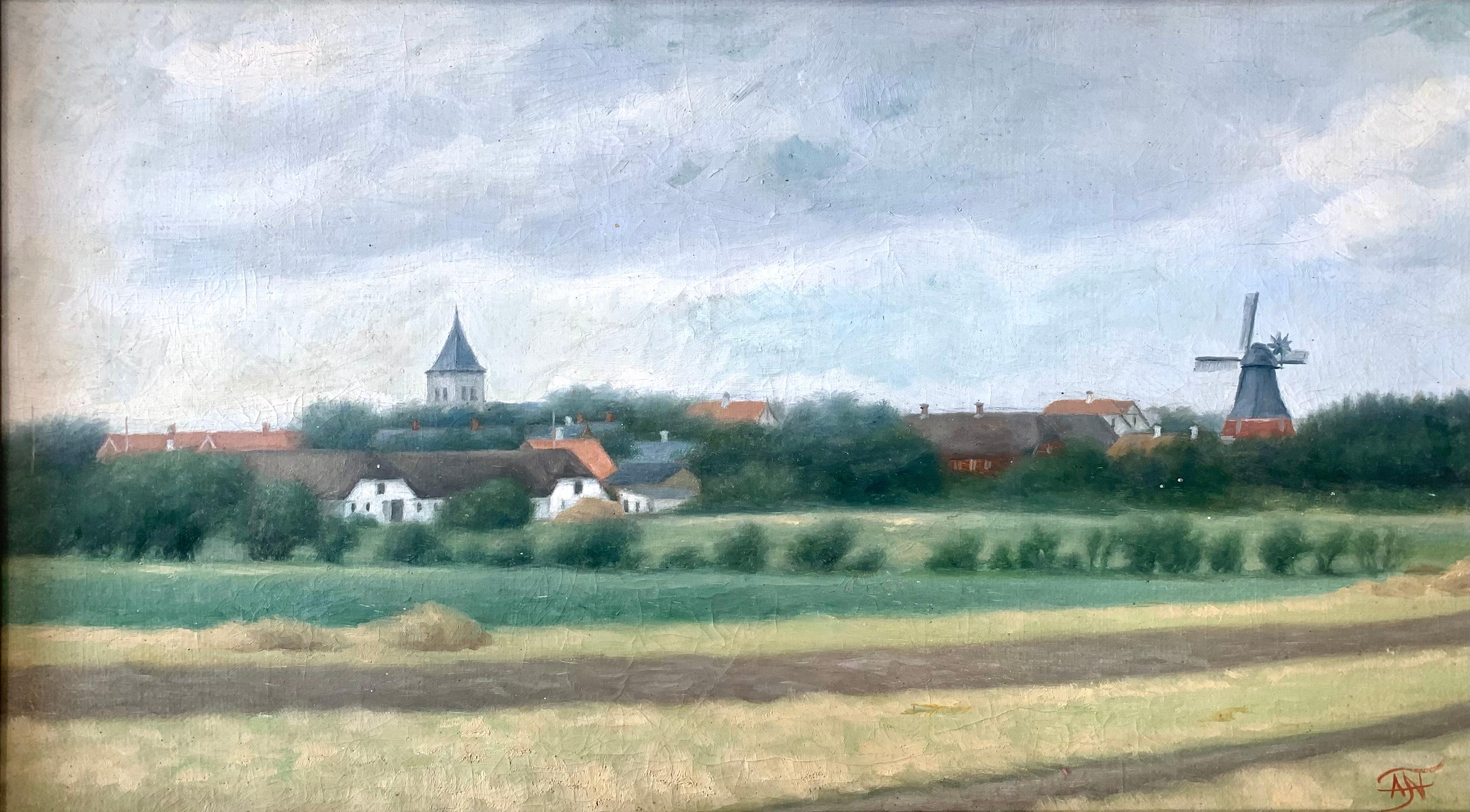 Dies ist ein skandinavisches Vintage-Ölgemälde auf Leinwand mit dem Motiv eines Dorfes hinter weiten, grünen Feldern. Eine Kirche ragt über die Dächer mehrerer Häuser, und rechts erscheint eine Windmühle - ein starkes dänisches Kulturzeichen.

Das