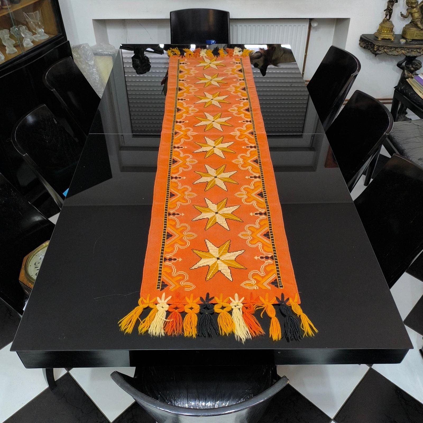 Tapiz de Pared o Camino de Mesa Escandinavo Tejido a Mano - Ekelund Suecia, Motivo Geométrico Estrella, Arte Textil de Mediados de Siglo
Impregna tu espacio de calidez, herencia y diseño vibrante con este llamativo tejido a mano, una pieza versátil