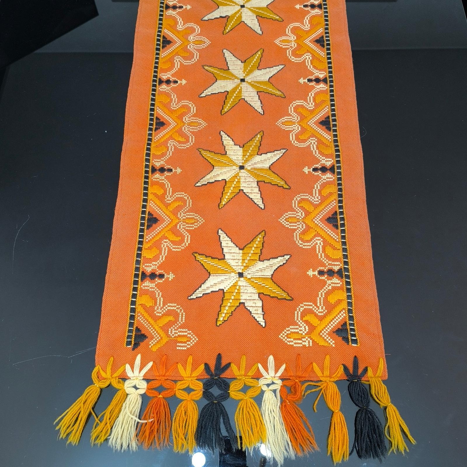 Tapiz de pared o camino de mesa escandinavo de mediados de siglo Motivo estrella de Ekelund Arte popular en venta