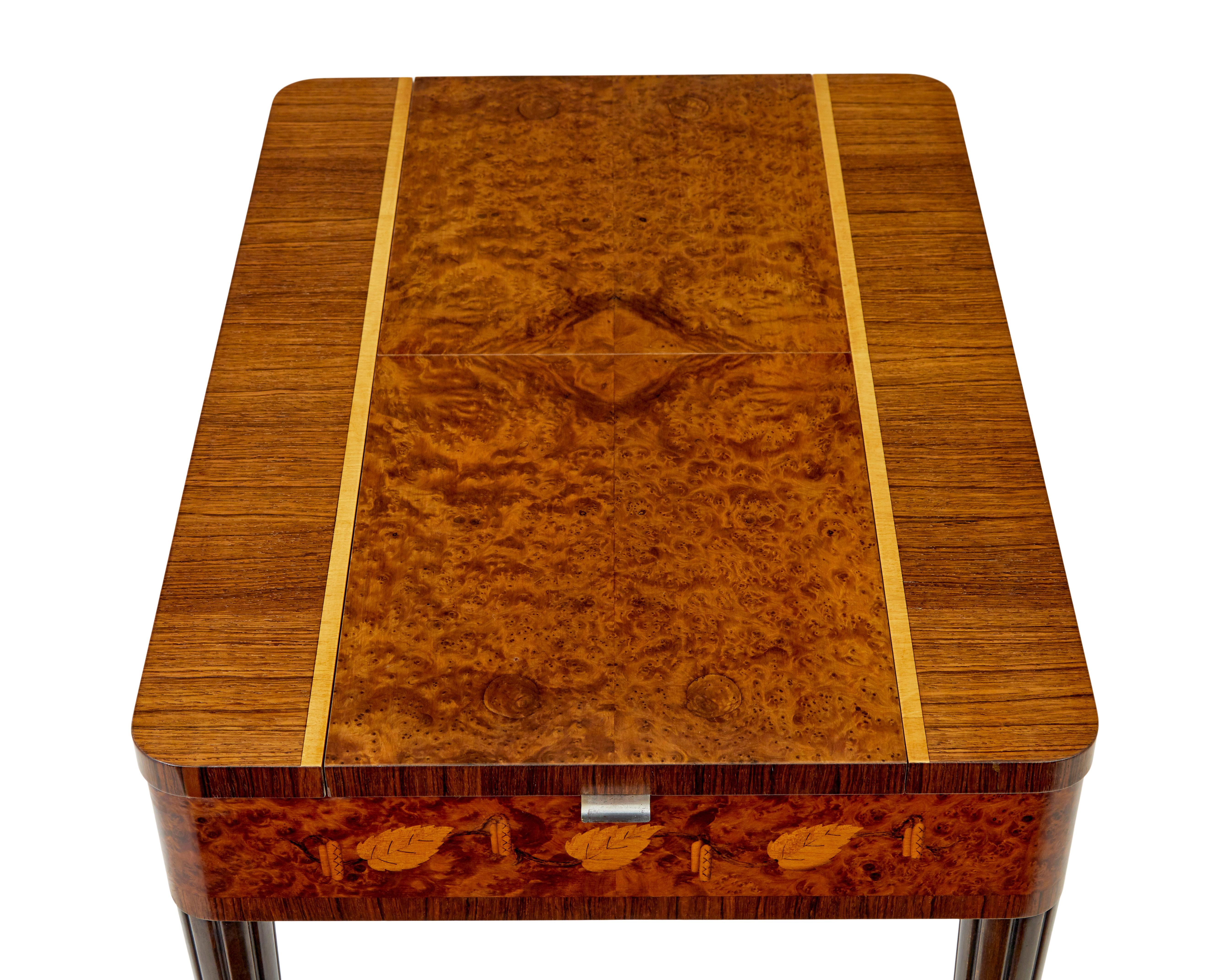Mesa de trabajo metamórfica de nogal y abedul de mediados de siglo, circa 1944.

Preciosa mesa auxiliar/de trabajo procedente de Suecia, con fuertes influencias del art déco y la gracia.

Fechado en 1944 en la parte inferior.

Superficie superior