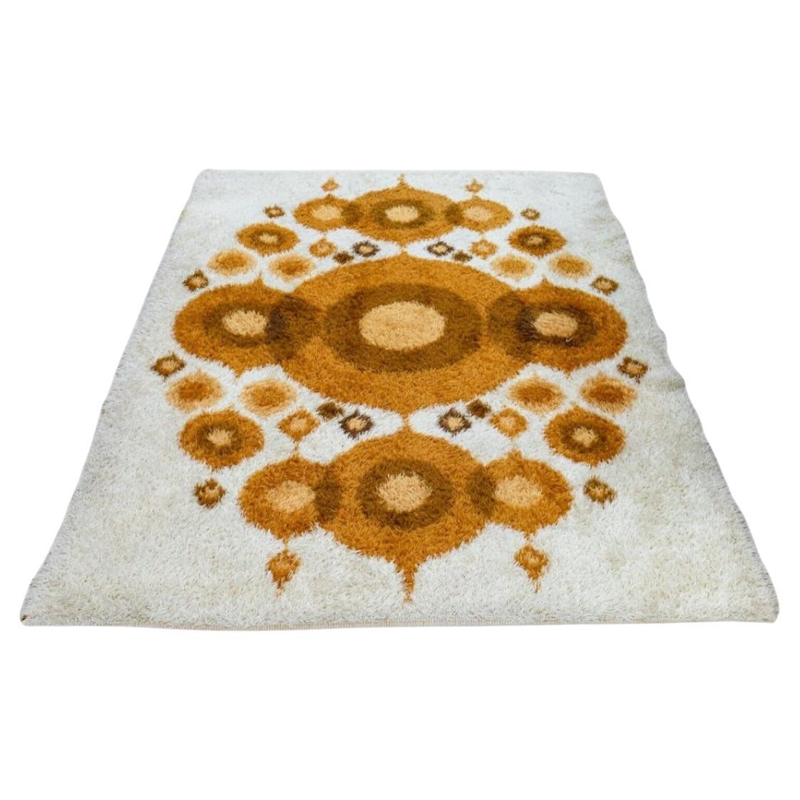 Tapis scandinave du milieu du siècle en laine blanche avec cercles jaunes Ege Rya 6 x 8 en vente