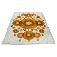 Alfombra escandinava de mediados de siglo Rya Ege de lana blanca con círculos amarillos 6 x 8