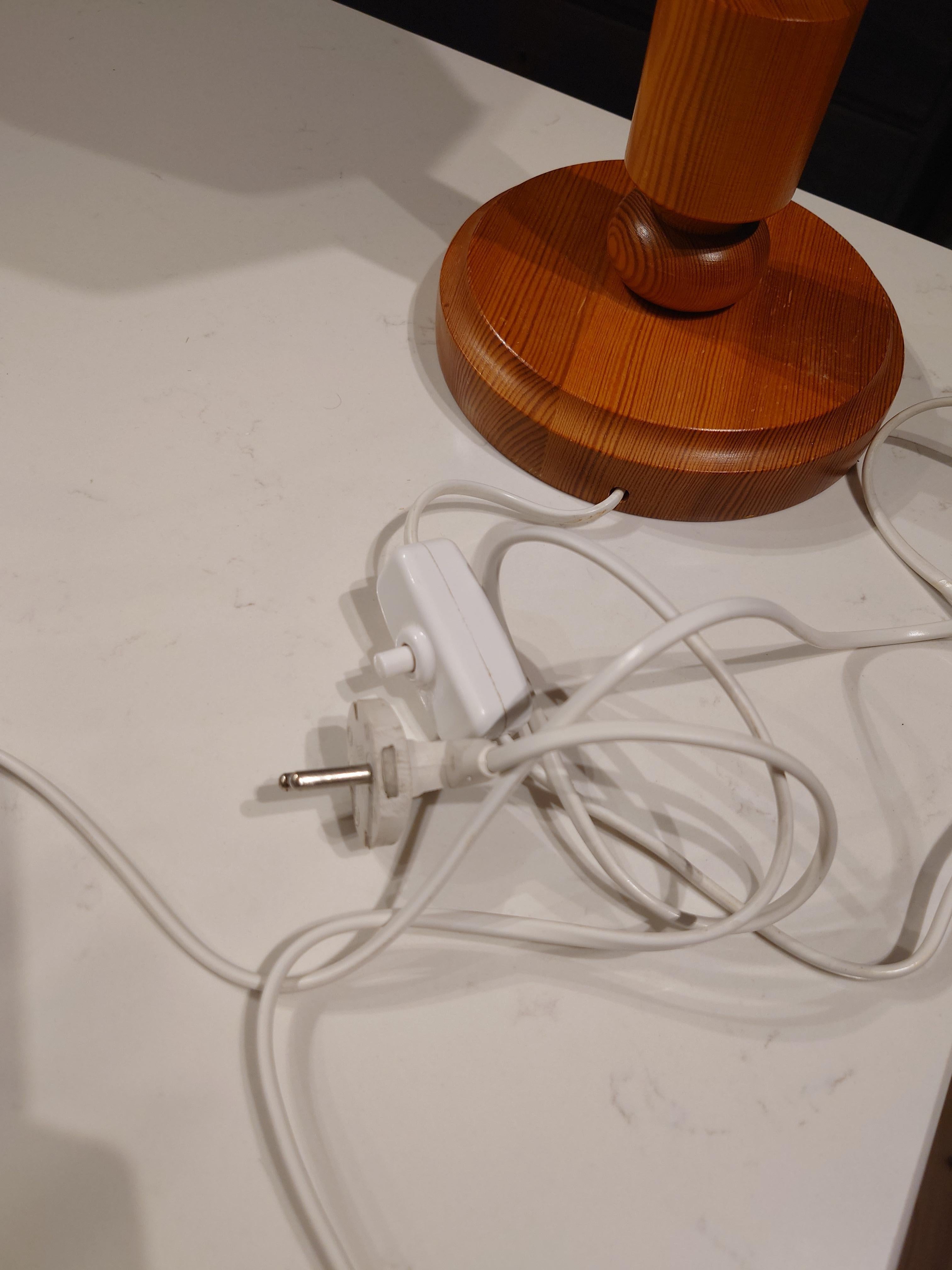 Lámpara escultórica de sobremesa escandinava de mediados de siglo en pino, sueca, años 70 en venta 3