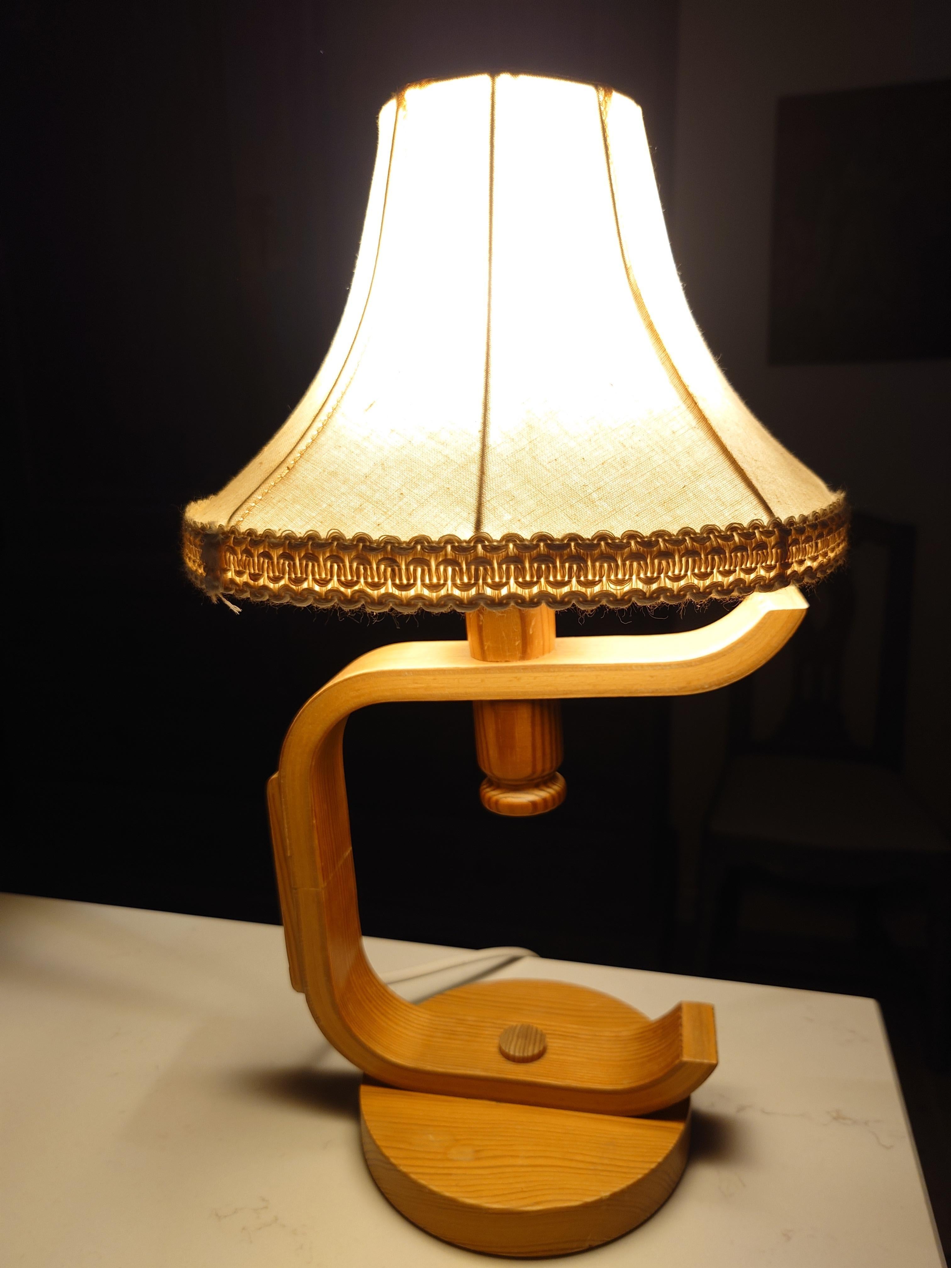 Lámpara escultórica de sobremesa escandinava de mediados de siglo en pino, sueca, años 70 Moderno de mediados de siglo en venta