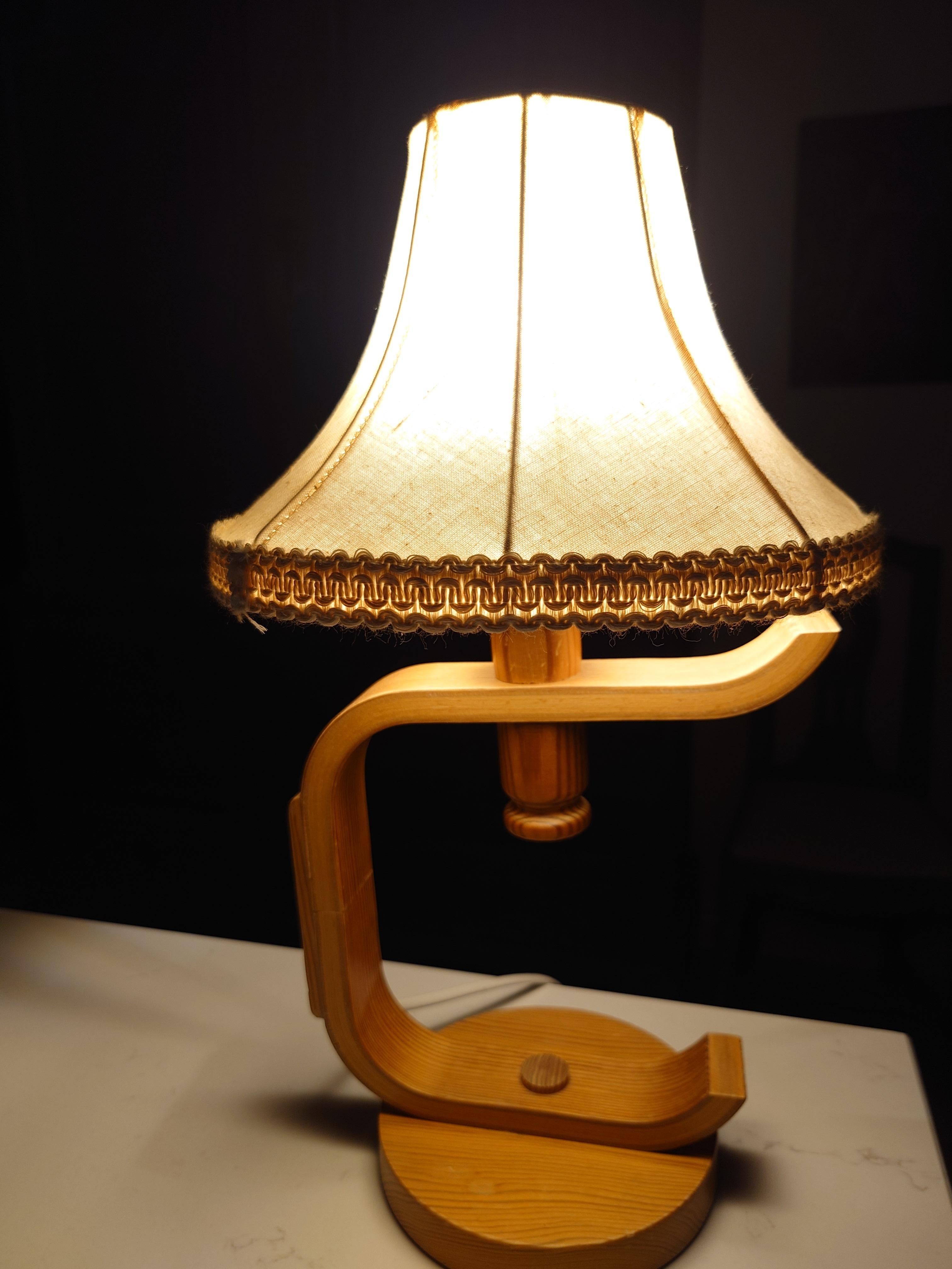 Lámpara escultórica de sobremesa escandinava de mediados de siglo en pino, sueca, años 70 Sueco en venta