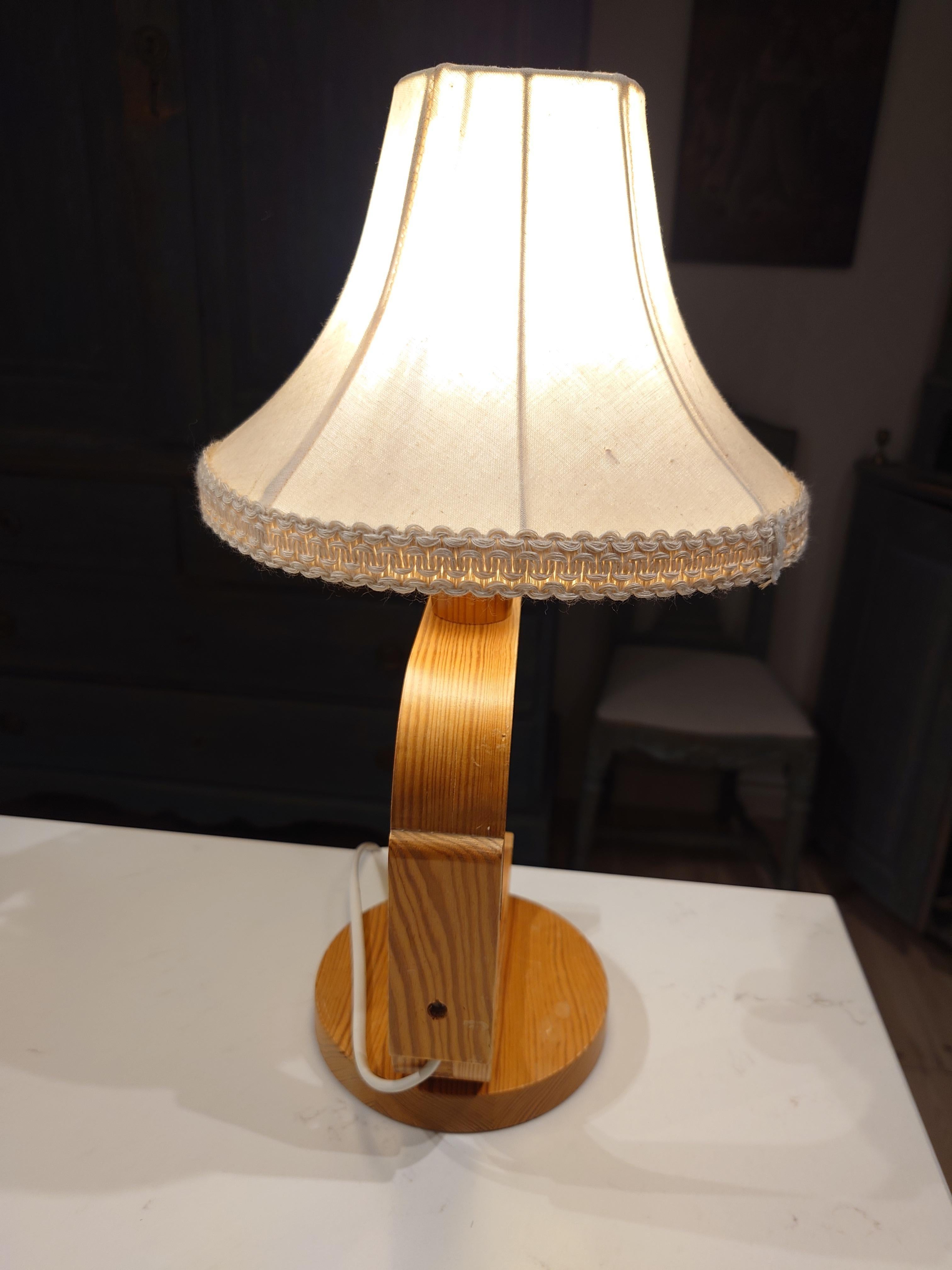 Lámpara escultórica de sobremesa escandinava de mediados de siglo en pino, sueca, años 70 en Bueno estado para la venta en Boden, SE