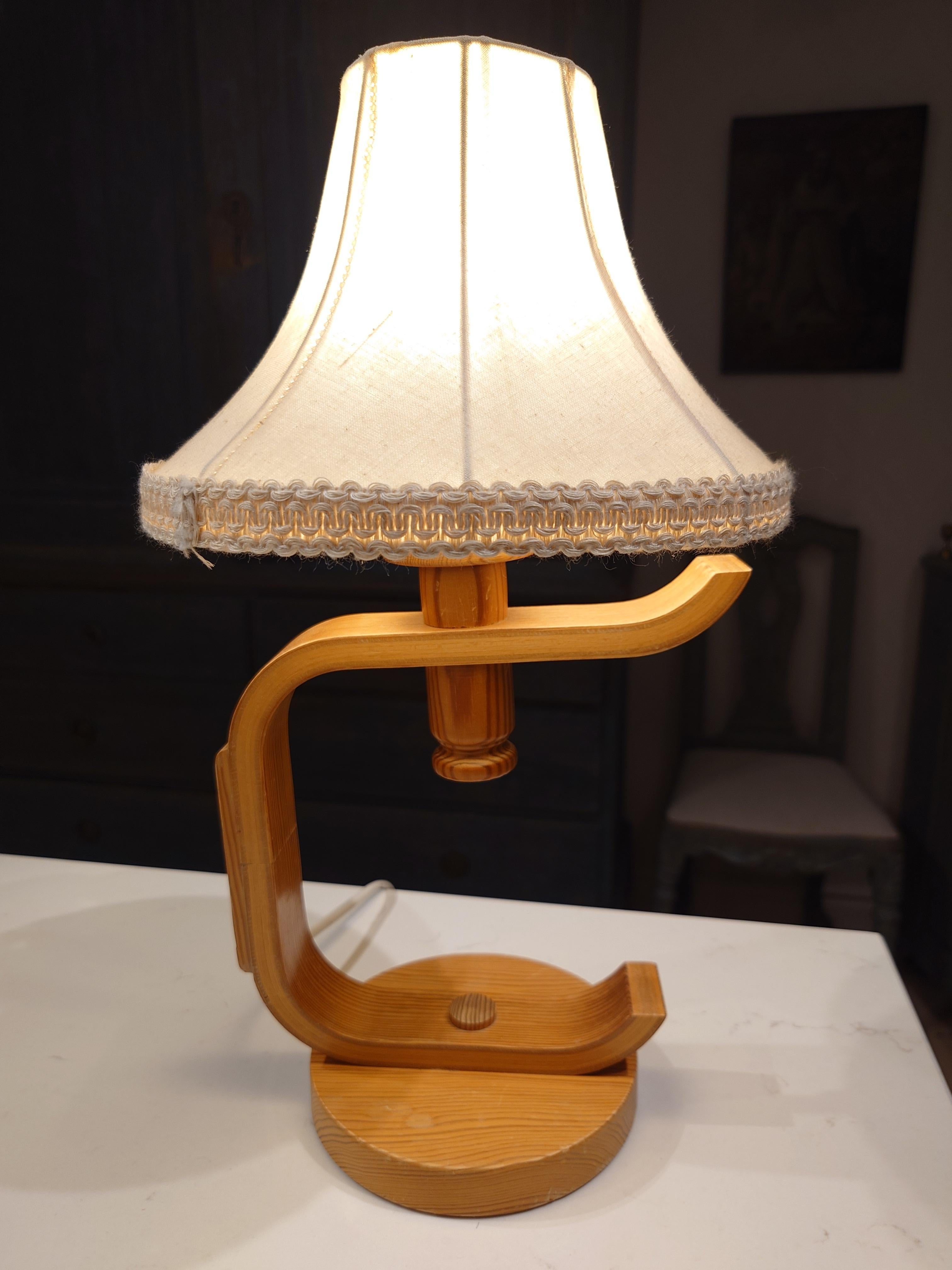 Lámpara escultórica de sobremesa escandinava de mediados de siglo en pino, sueca, años 70 finales del siglo XX en venta