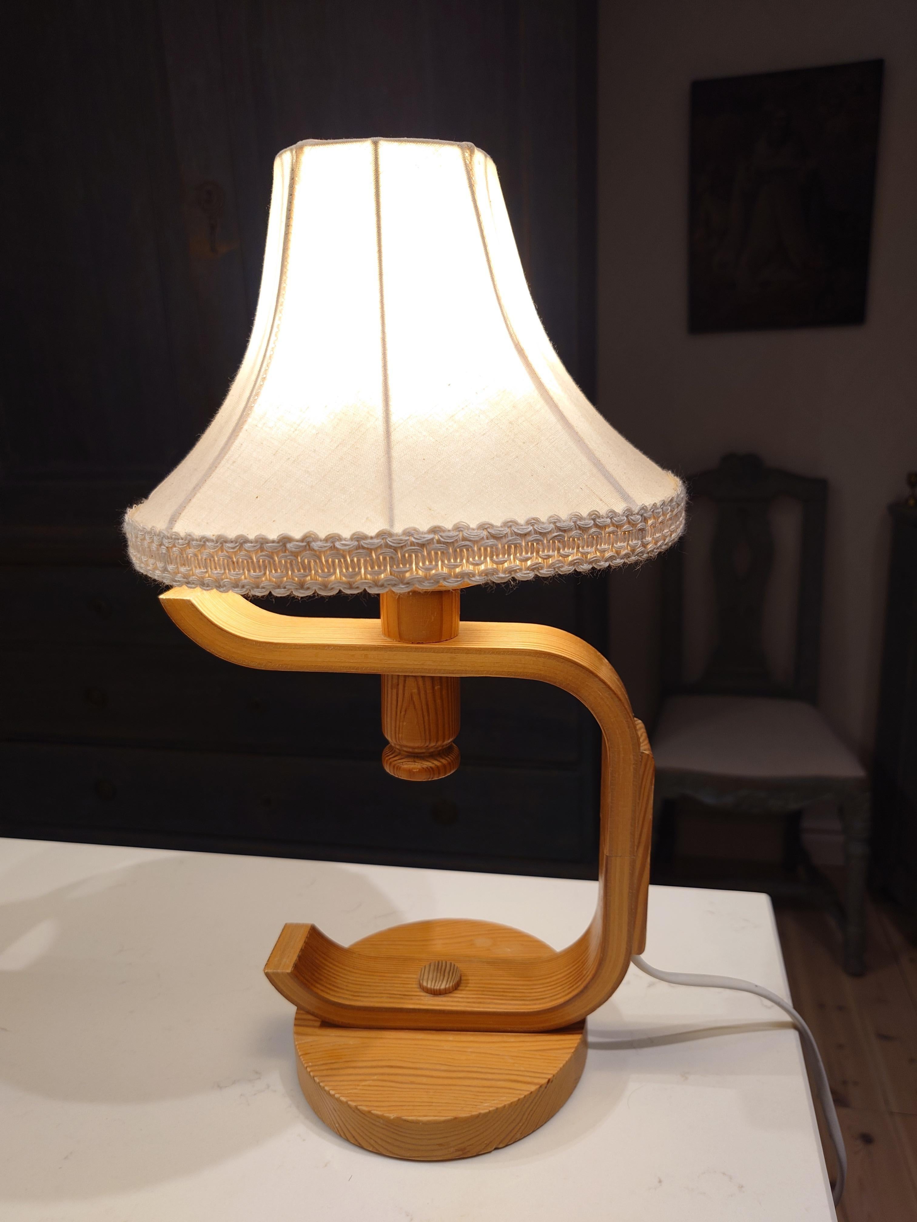 Lámpara escultórica de sobremesa escandinava de mediados de siglo en pino, sueca, años 70 en venta 1