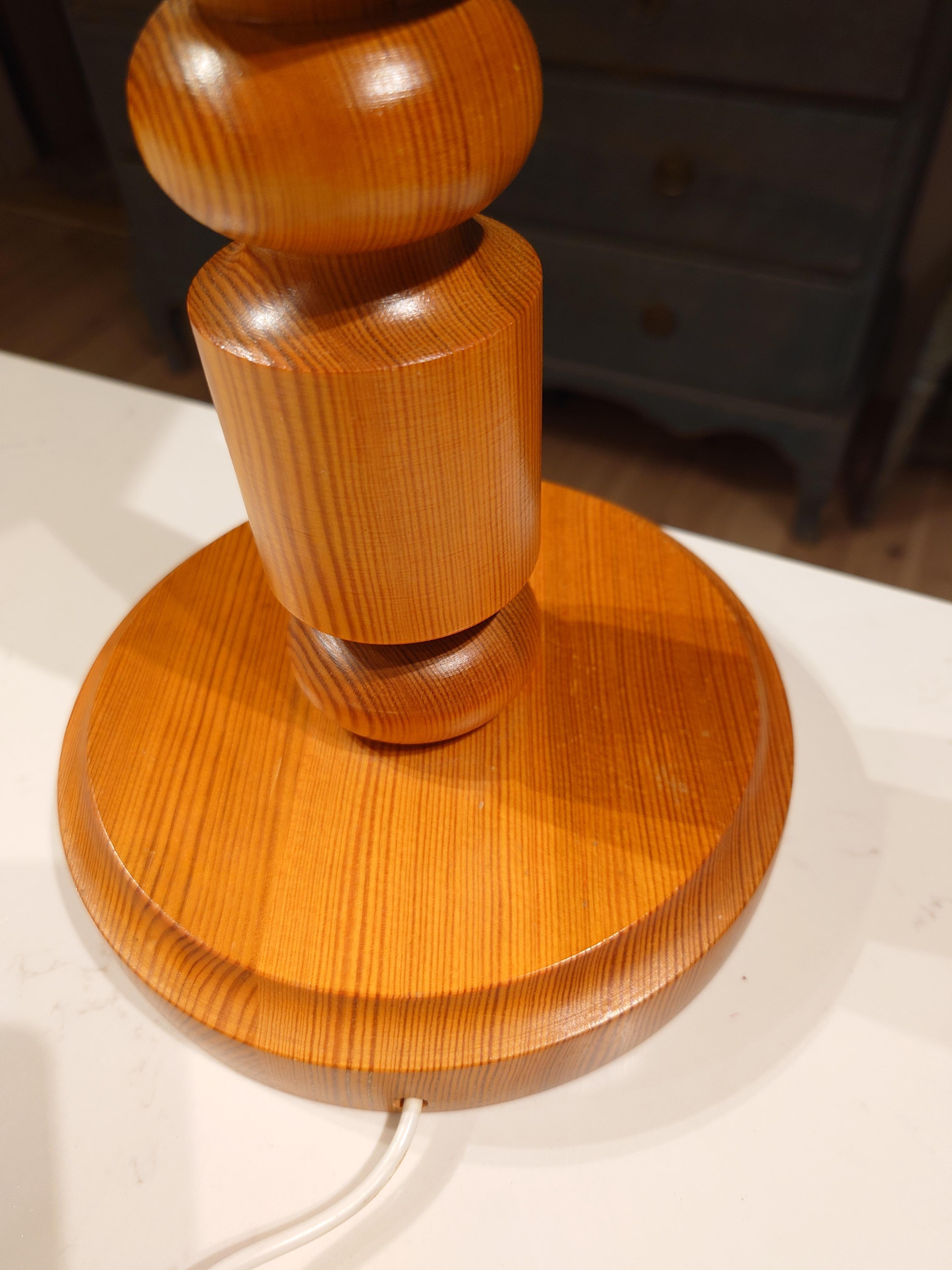 Lámpara escultórica de sobremesa escandinava de mediados de siglo en pino, sueca, años 70 en venta 2