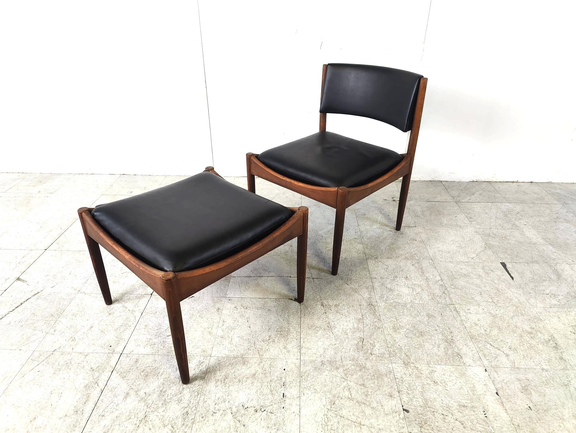 Sillón moderno de cuero y madera de mediados de siglo con taburete.

Precioso diseño danés atemporal con cojines de cuero negro y bonitos marcos de madera de teca.

años 60 - Dinamarca

Dimensiones:
Altura: 77 cm
Anchura: 58 cm
Profundidad: 60