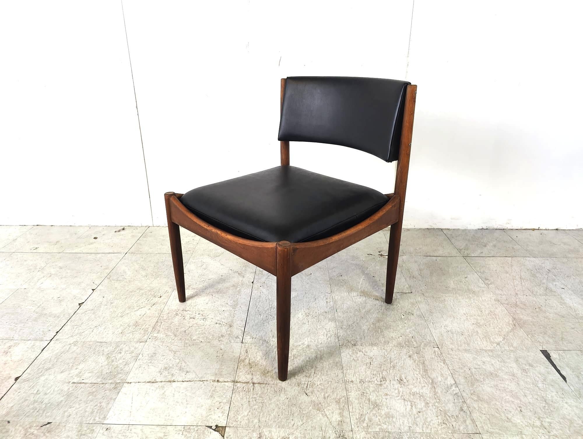 Skandinavischer Loungesessel mit Hocker aus der Mitte des Jahrhunderts, 1960er Jahre (Dänisch) im Angebot