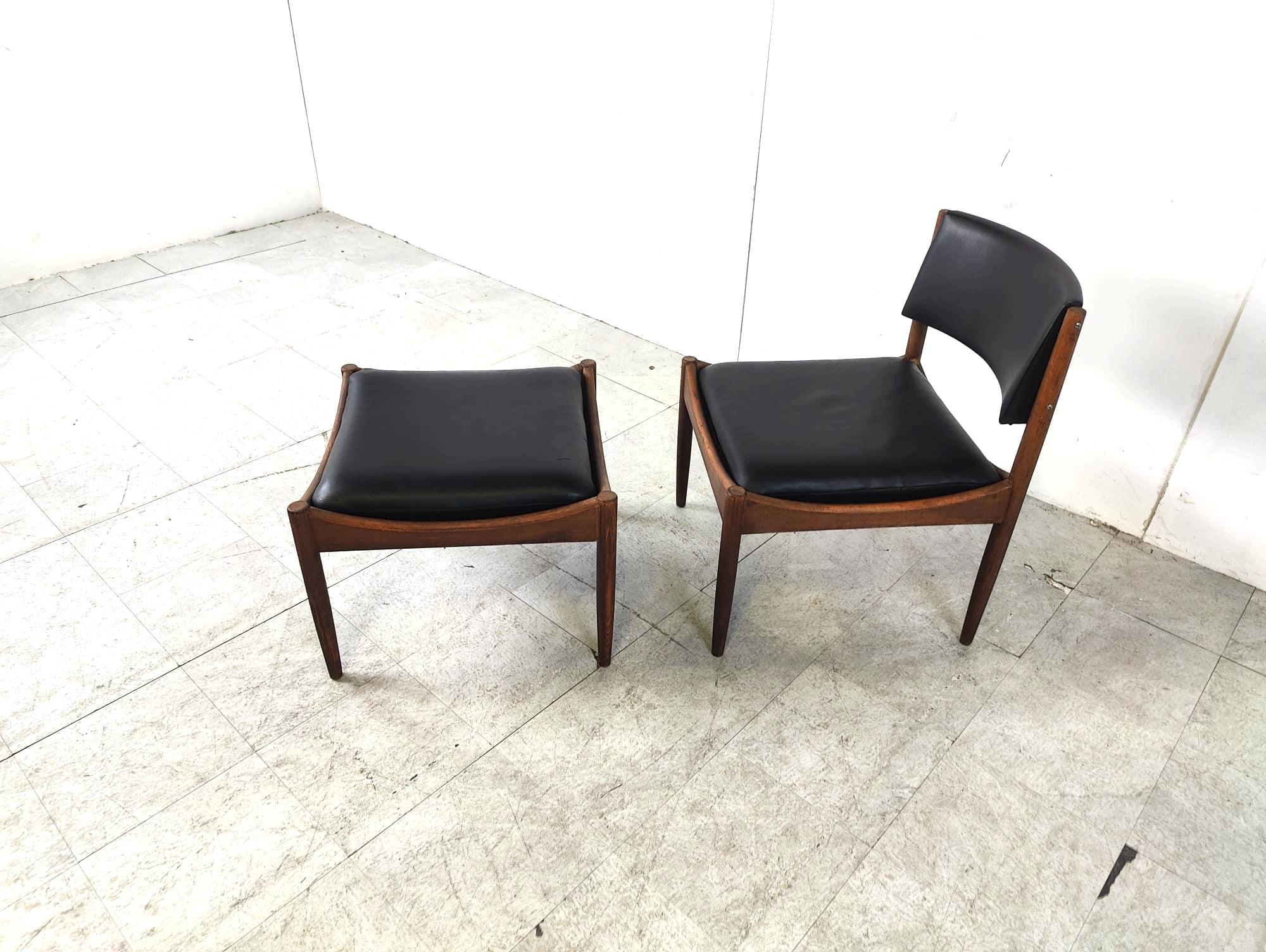 Silla de salón escandinava de mediados de siglo con taburete, años 60 Cuero en venta