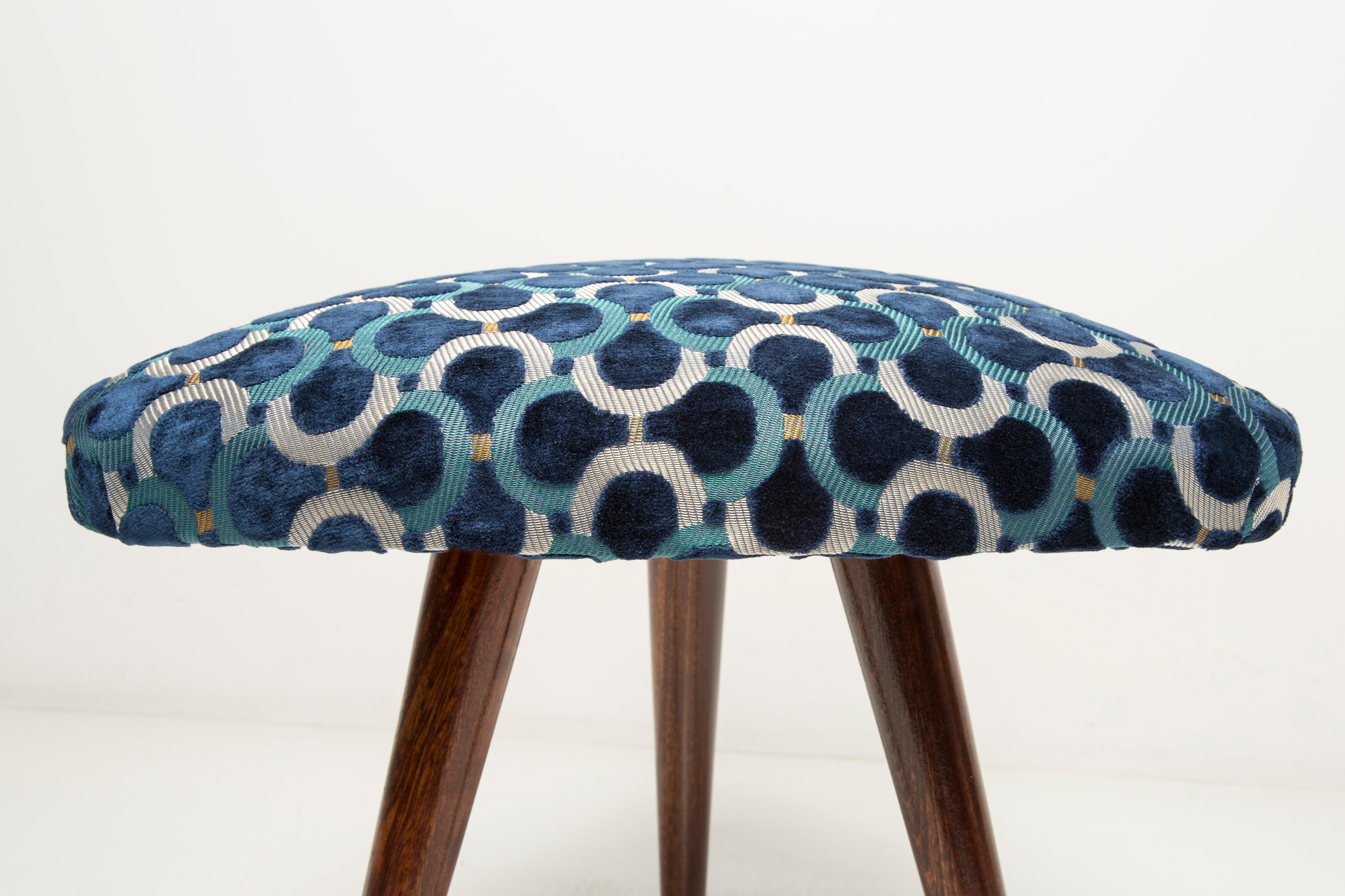 Hand-Crafted Mid Century Scarabeo Blue Velvet Dedar Triangle Stool, Europe, 1960s For Sale