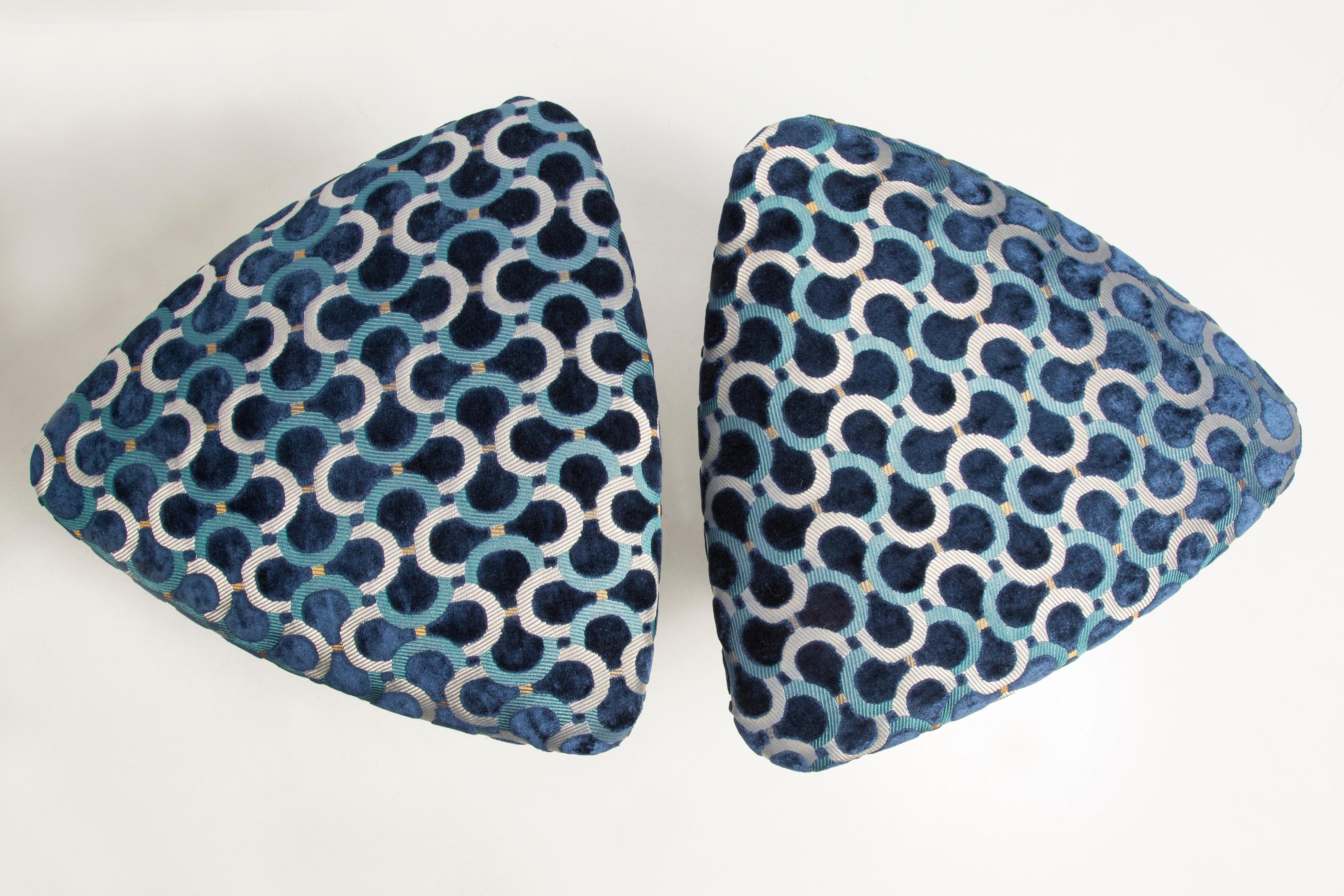 Mid Century Scarabeo Blue Velvet Dedar Triangle Stool, Europe, 1960s In Excellent Condition For Sale In 05-080 Hornowek, PL