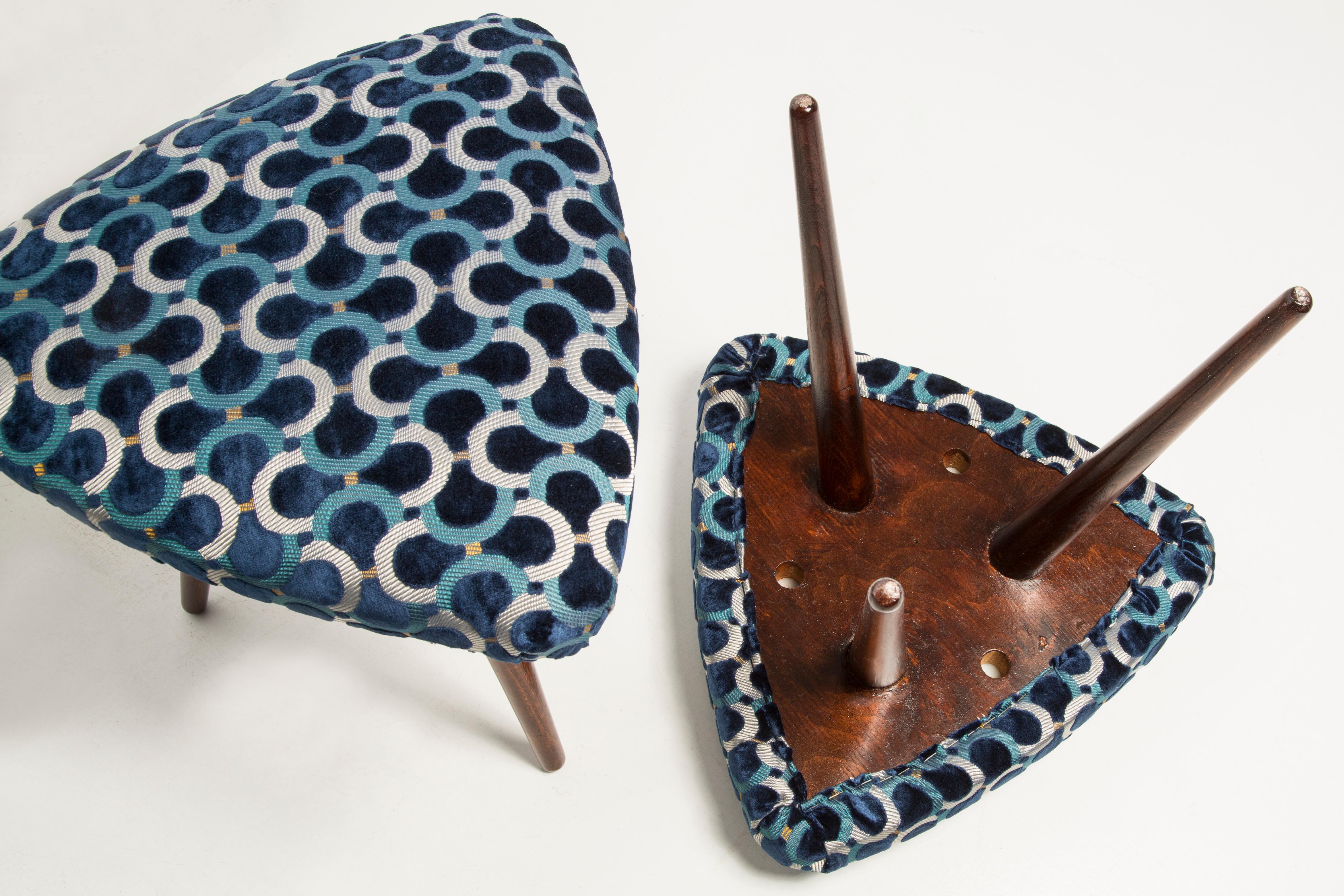 20th Century Mid Century Scarabeo Blue Velvet Dedar Triangle Stool, Europe, 1960s For Sale