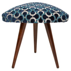 Taburete triangular Dedar de terciopelo azul escarabeo de mediados de siglo, Europa, 1960