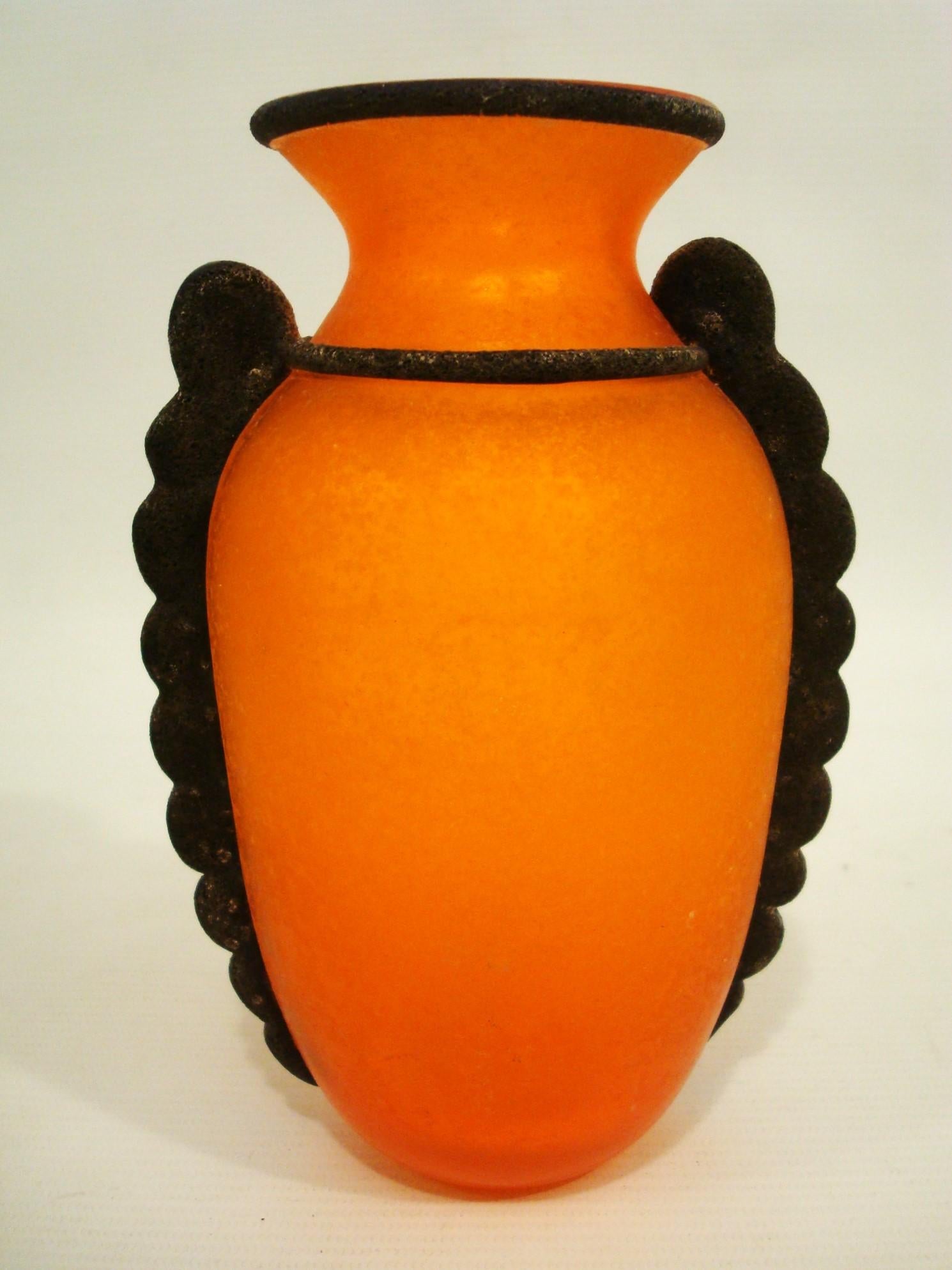 Questo vaso in vetro di Murano soffiato a bocca di colore arancio vulcanico Scavo, unico e di straordinaria fattura, proviene dall'Italia.

Vaso arancione con finitura opaca. Il vaso ha un corpo arrotondato che si assottiglia leggermente verso la