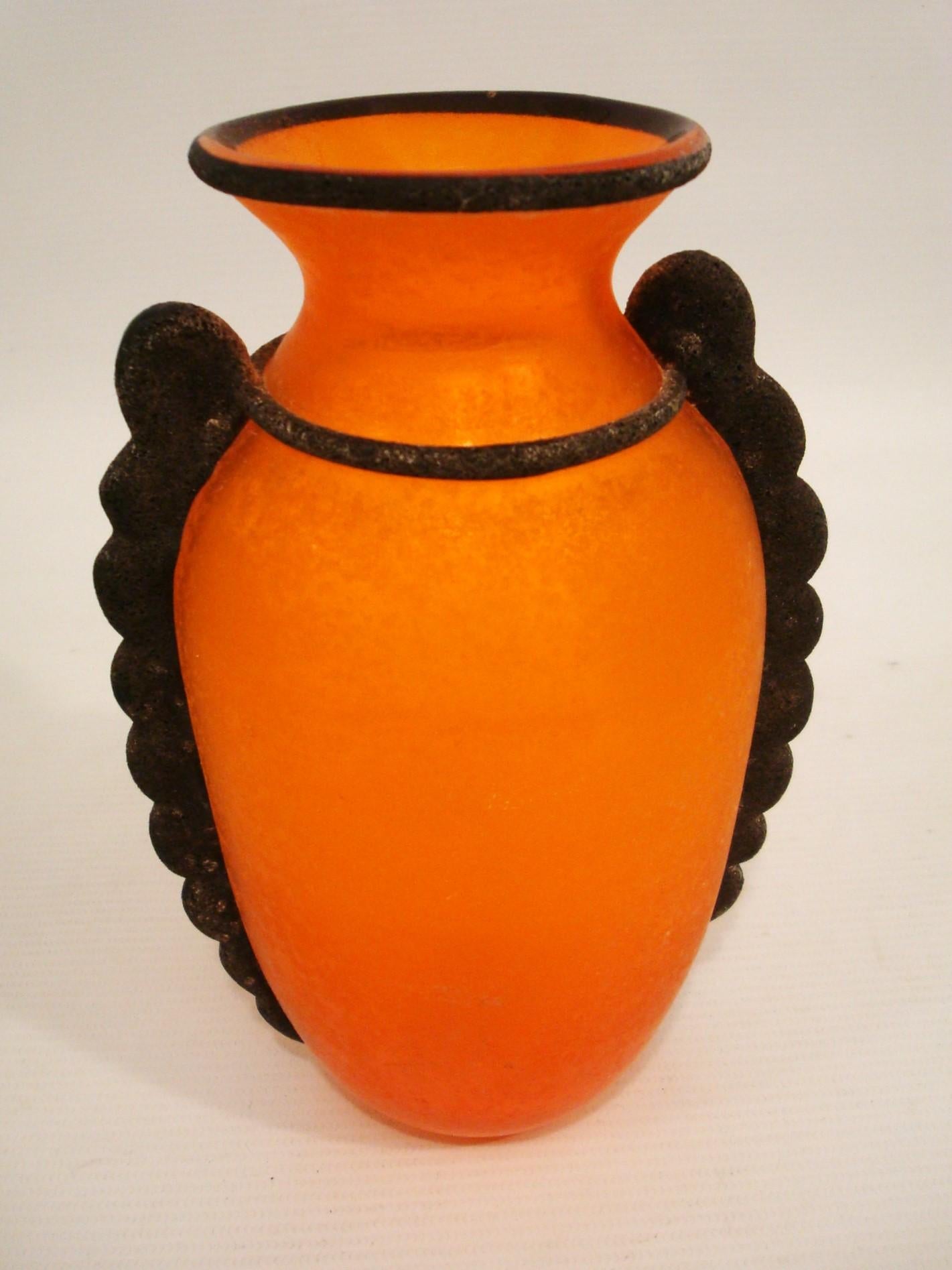 Mid-Century moderno Vaso in vetro di Murano soffiato a mano arancione Scavo di metà secolo in vendita