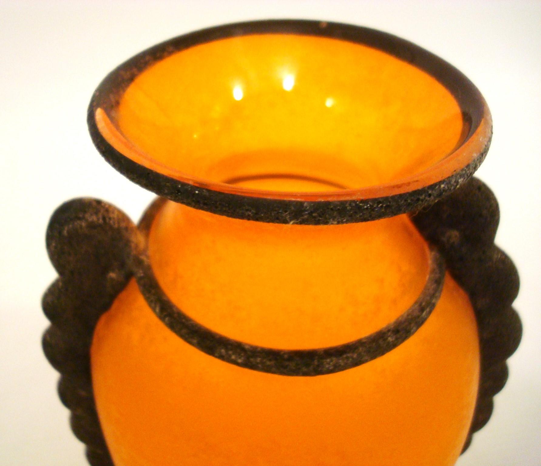 Italiano Vaso in vetro di Murano soffiato a mano arancione Scavo di metà secolo in vendita