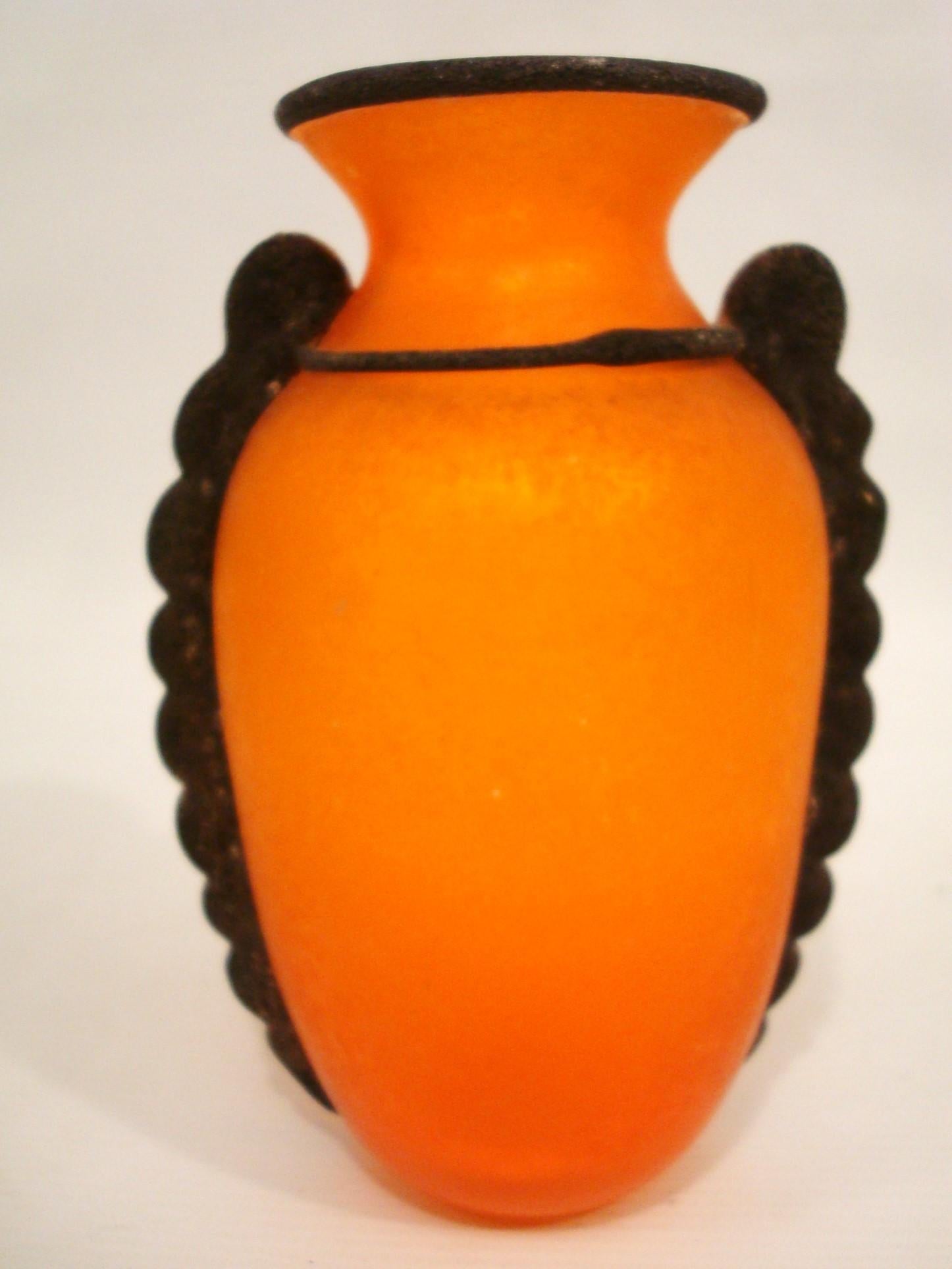 Vaso in vetro di Murano soffiato a mano arancione Scavo di metà secolo In condizioni buone in vendita a Buenos Aires, Olivos