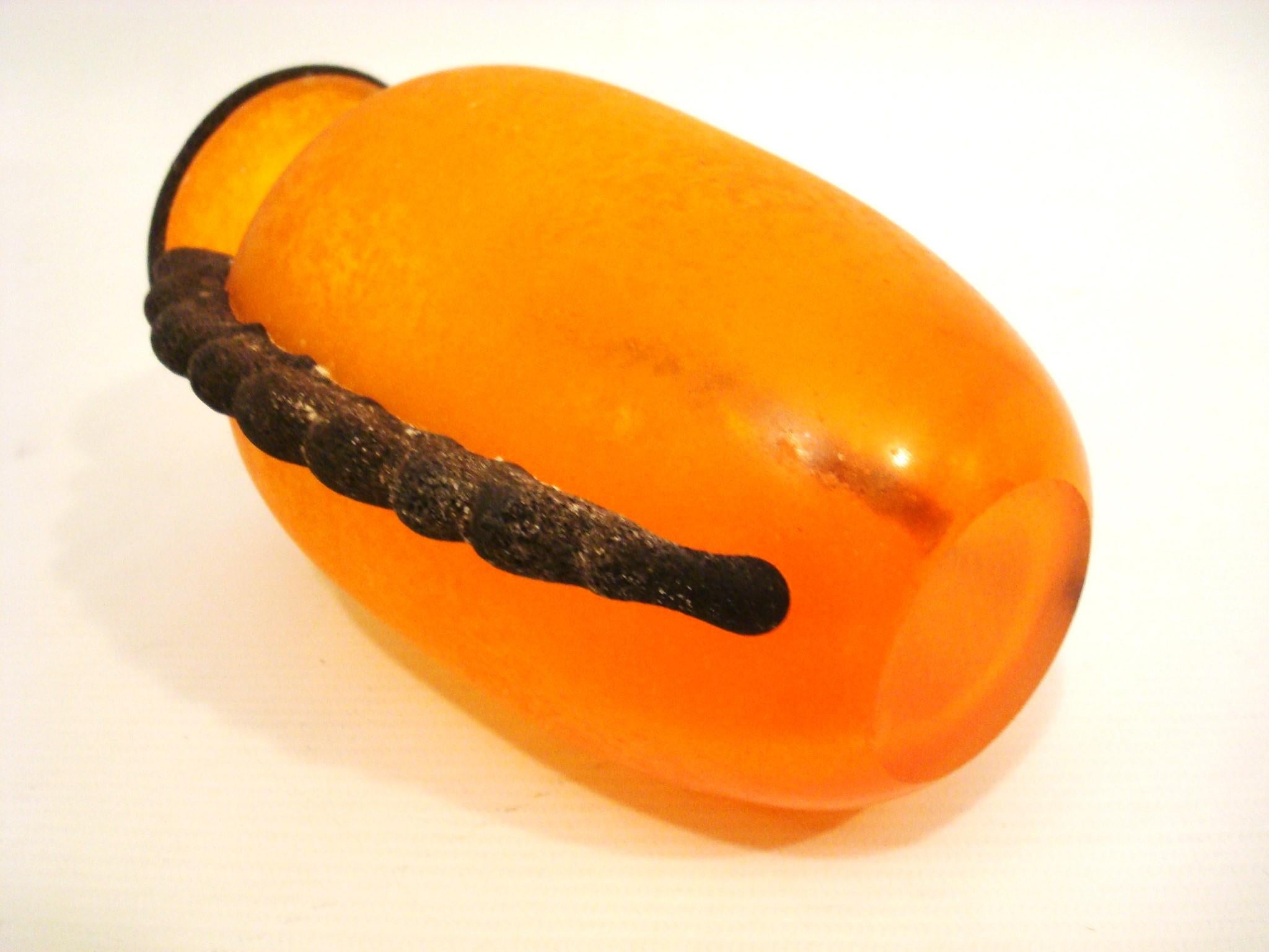 Vetro di Murano Vaso in vetro di Murano soffiato a mano arancione Scavo di metà secolo in vendita