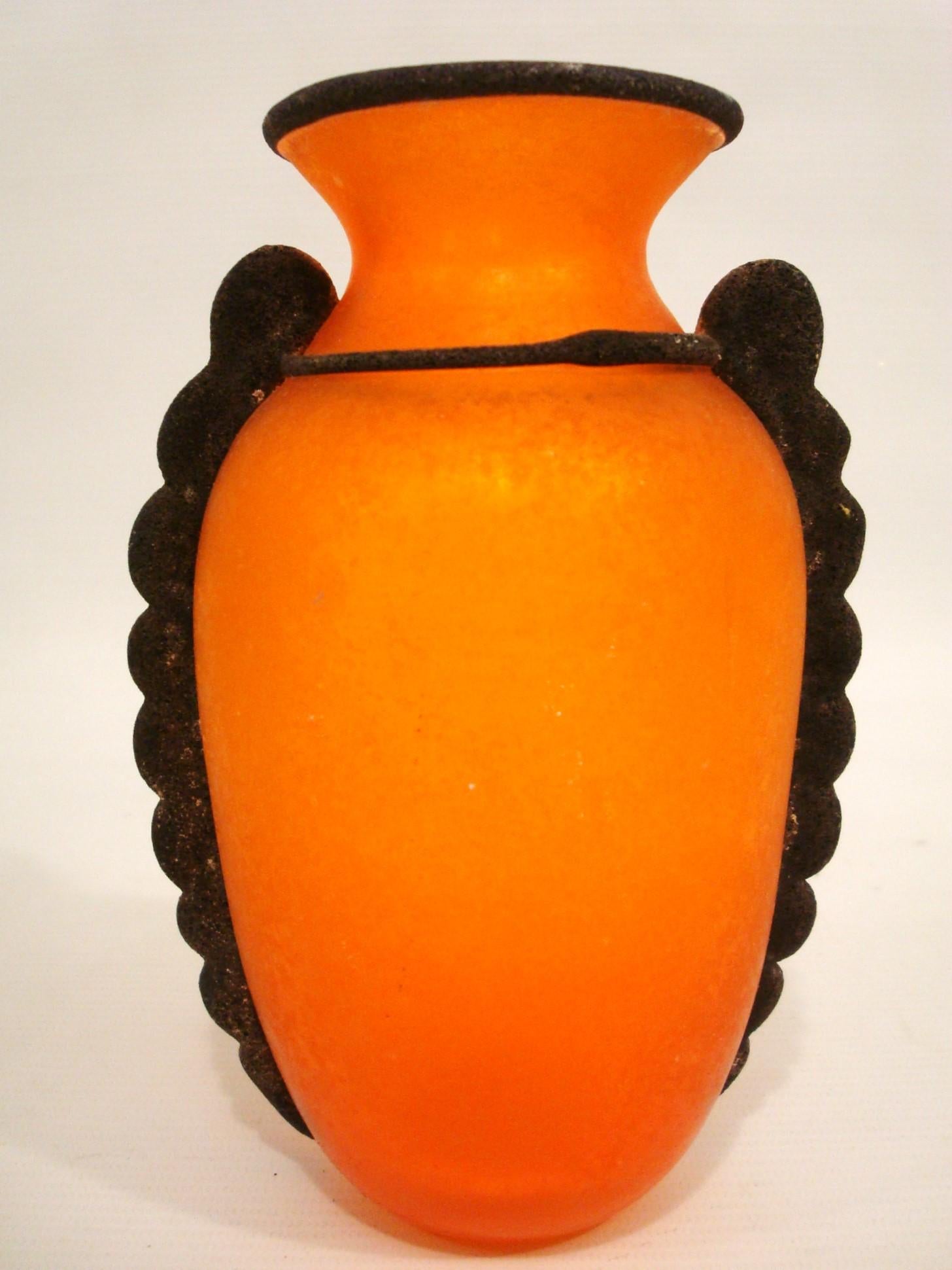 Vaso in vetro di Murano soffiato a mano arancione Scavo di metà secolo in vendita 1