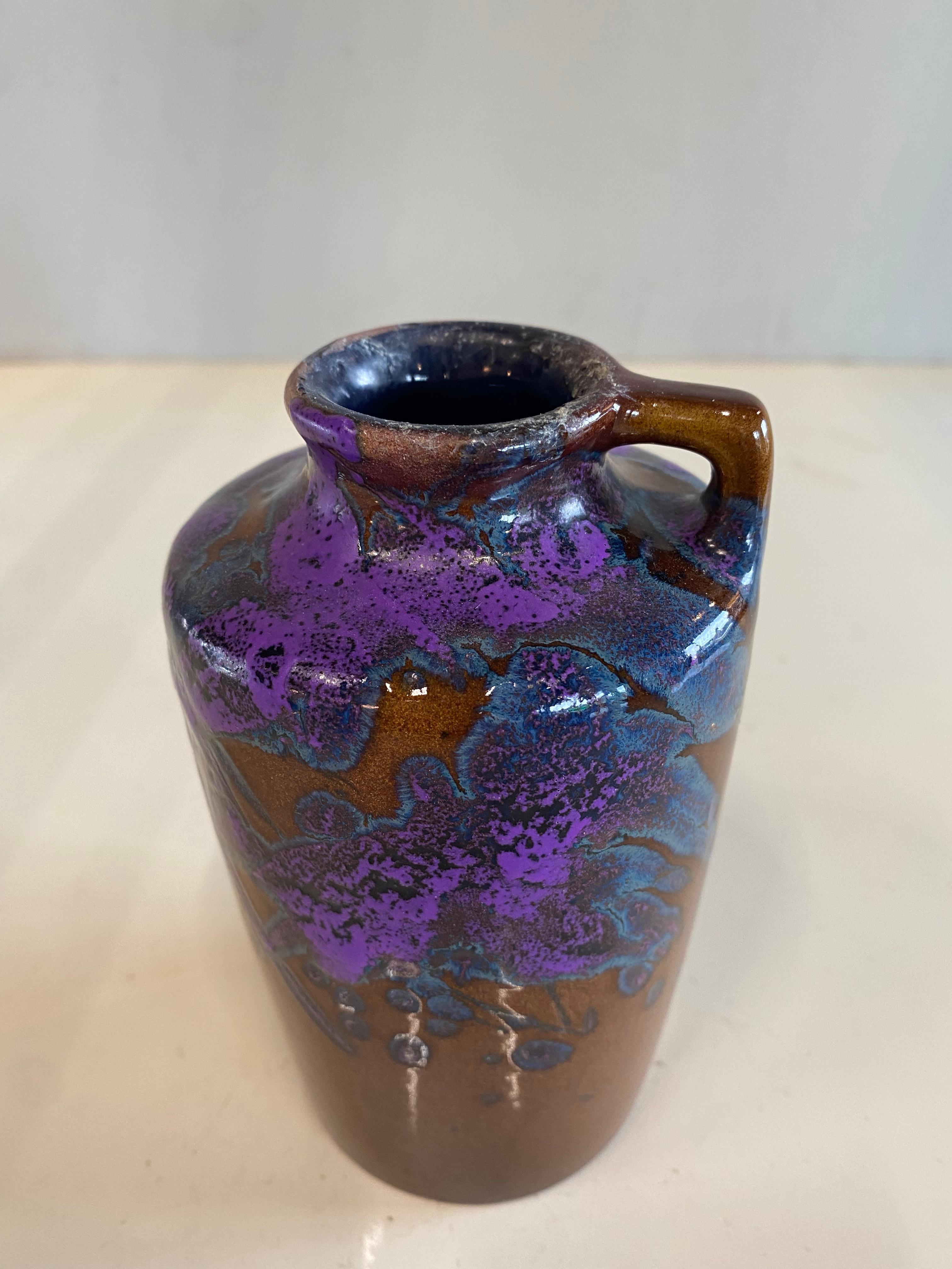 Smaltato Vaso in ceramica Scheurich di metà secolo con forma Art Nouveau in marrone, viola e blu in vendita