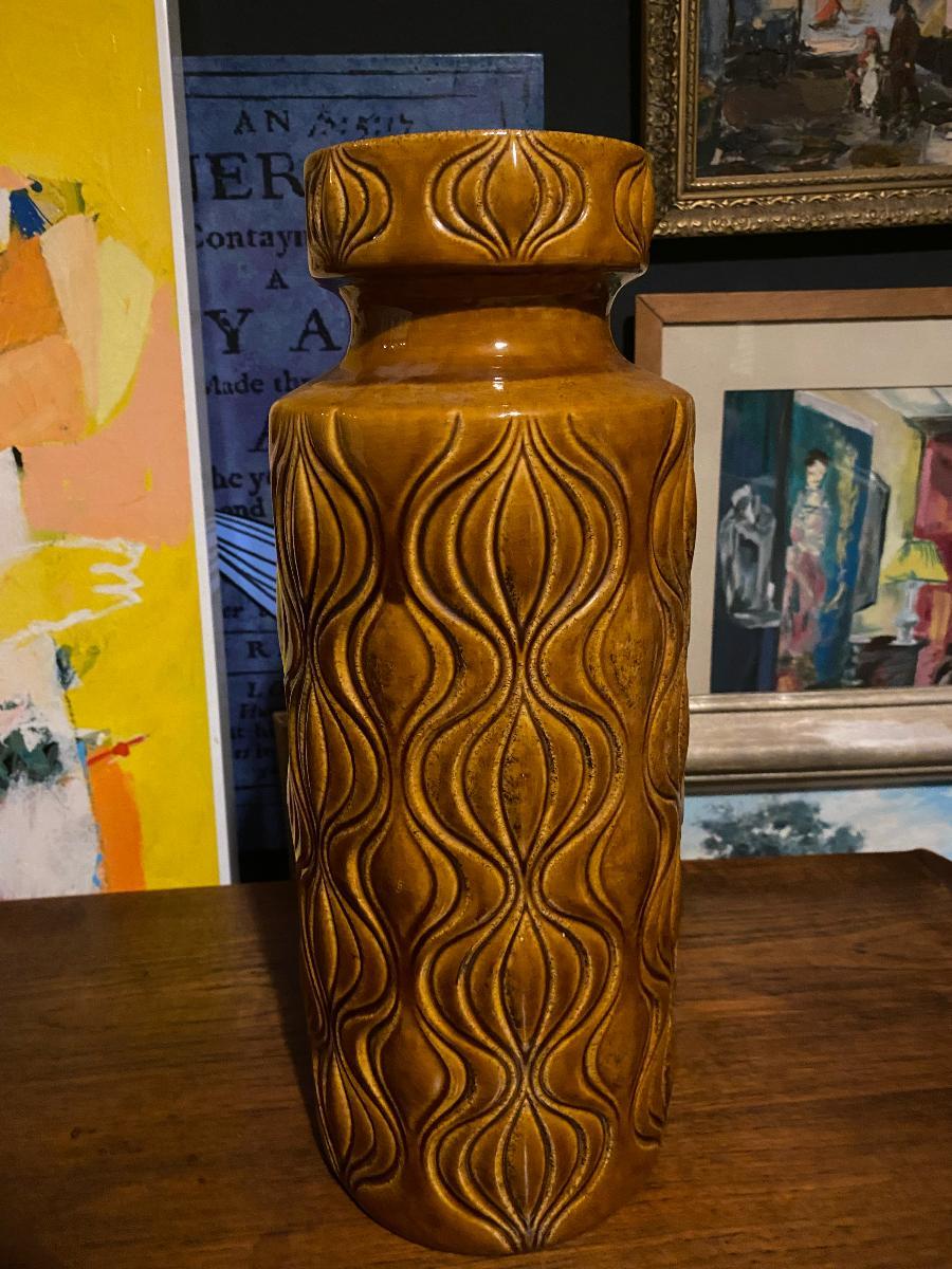 Diese große Vase wurde um 1965 von der westdeutschen Töpferei Scheurich Keramik hergestellt. Die große Vase weist das berühmte zwiebelförmige Reliefmotiv 