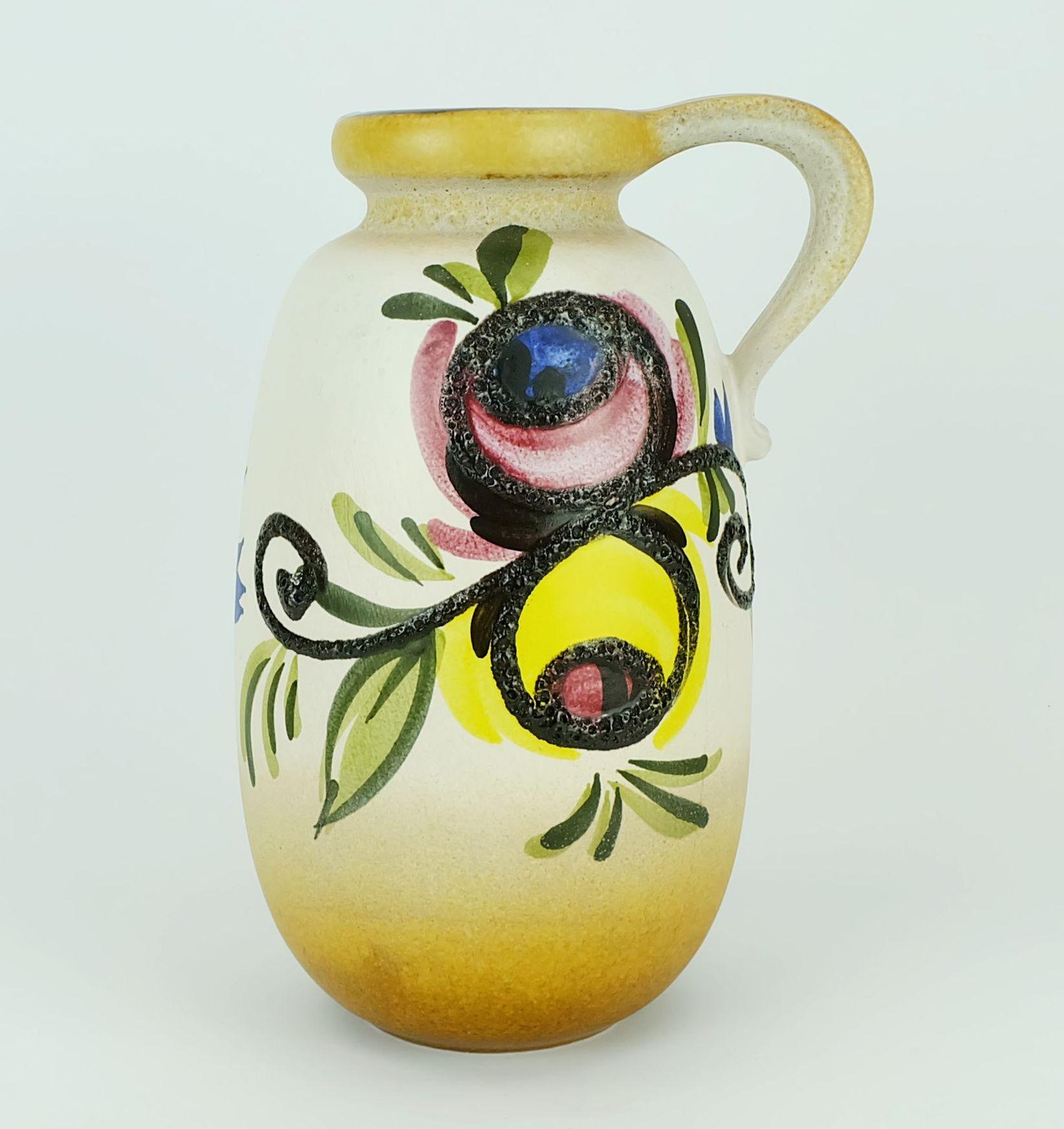 Sehr schöne Vase aus der Mitte des Jahrhunderts, hergestellt von Scheurich West-Deutschland in den 1960er Jahren. Auf der Unterseite mit der Modellnummer 484-27 gekennzeichnet. Hauptfarben weiß bis hellbraun verziert mit einem schönen Blumendekor in