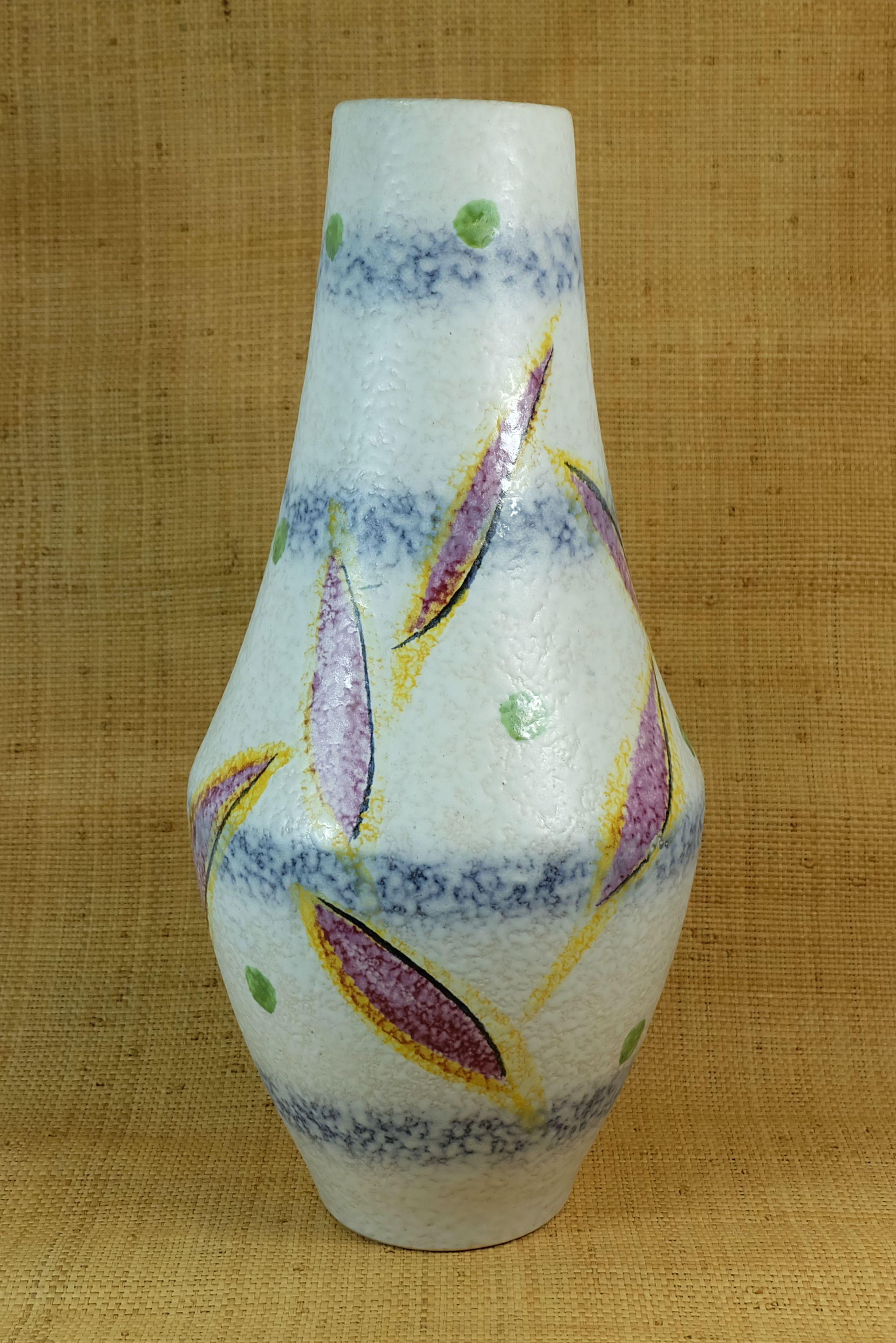 Bellissimo vaso da terra della metà del secolo scorso, prodotto da Scheurich Keramik all'inizio degli anni Sessanta. Modello 537-52 con decorazioni astratte. 

Altezza 21