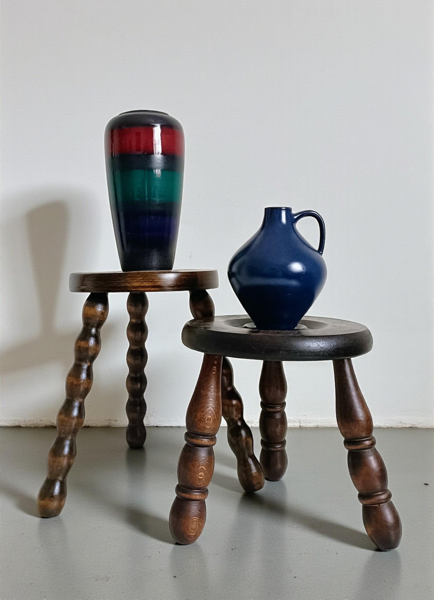 Scheurich West German Art Pottery Vase mit seltener Multicolor Glasur, 1950er Jahre

Eine raffinierte Vase aus westdeutscher Kunstkeramik des renommierten Herstellers Scheurich aus der Jahrhundertmitte mit einem schicken, von afrikanischen Stämmen