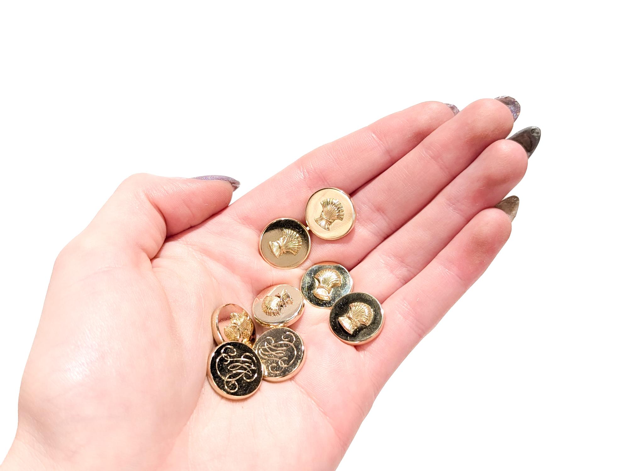 Ensemble de boutons et de boutons de manchette en or.

Conçu par Jean Schlumberger pour Tiffany & Co.

Les boutons et les boutons de manchette portent chacun une gerbe de blé en relief à l'avers. Les boutons de manchette portent le monogramme 