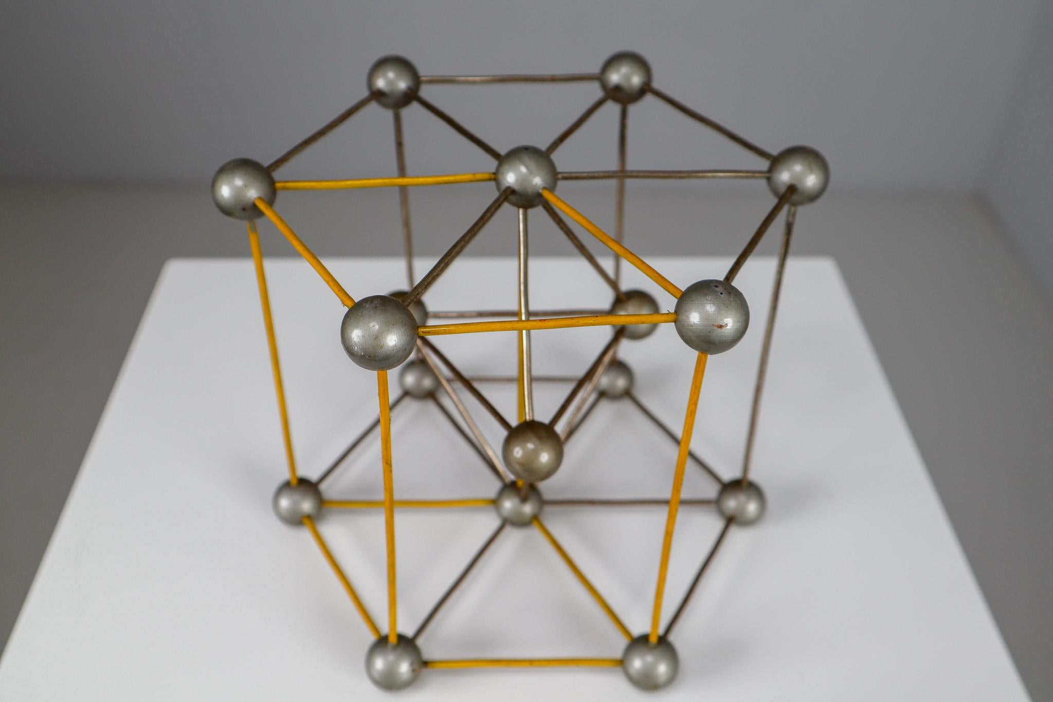 Mid-Century Scientific Crystal Molecular Model In Good Condition In Almelo, NL