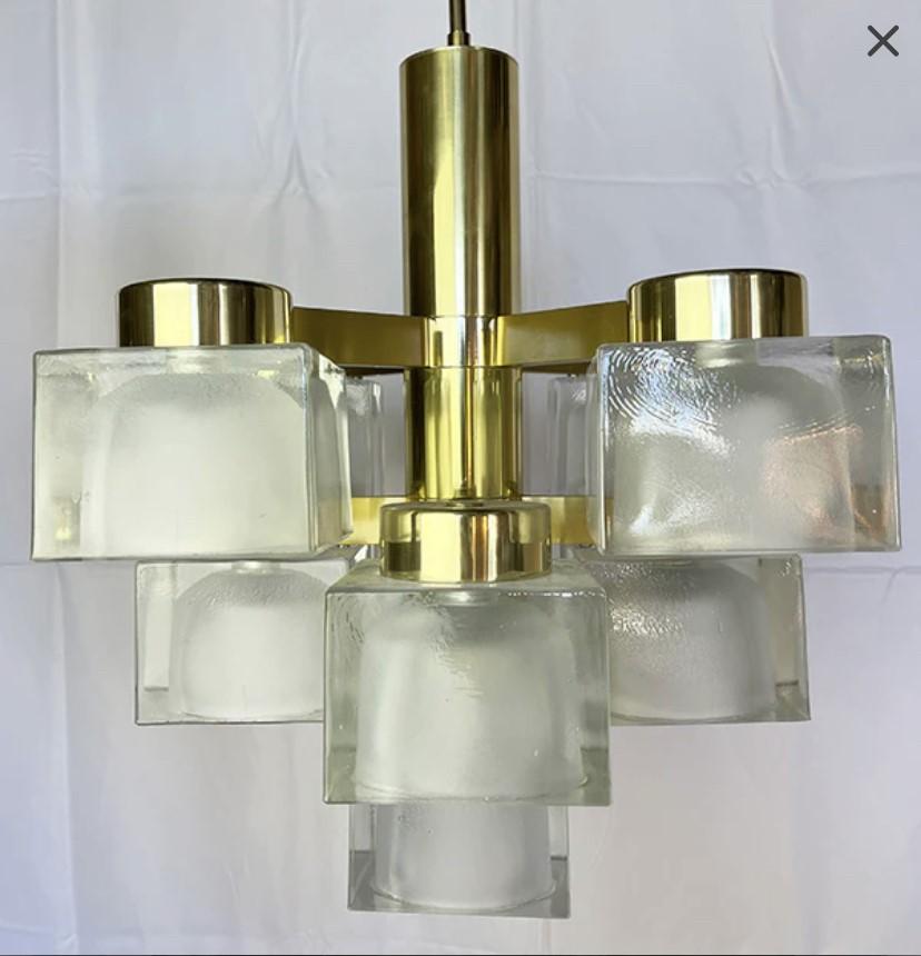 Mid Century Sciolari by Lightolier Tiered Brass and Glass Block Chandelier For Sale 5