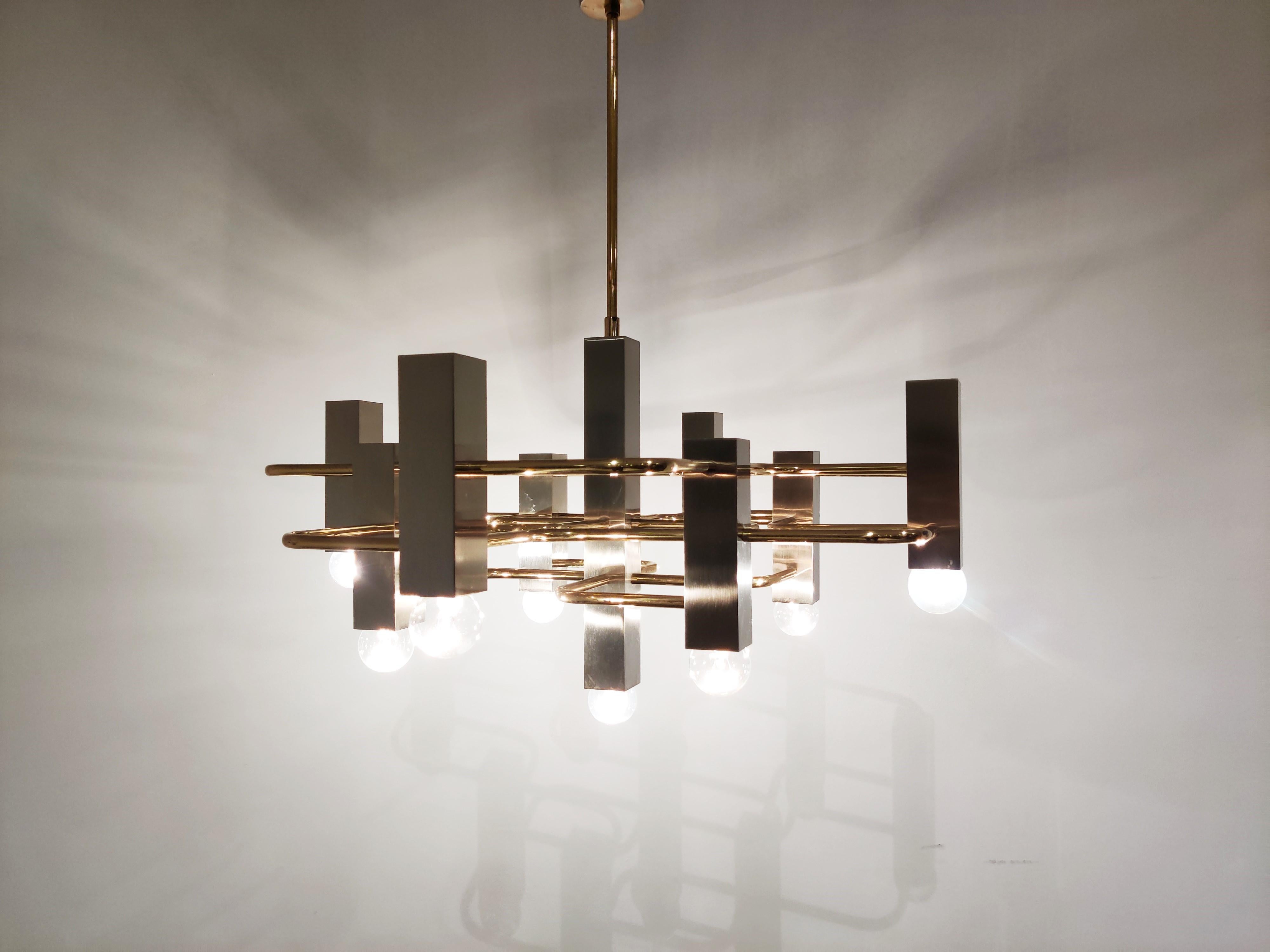 Vintage cubic Sciolari chandelier with 9-light points in brass and brushed steel.

The chandelier is in very good condition and in full working order.

Tested and ready for use, chandelier will work all around the world.

Timeless design and