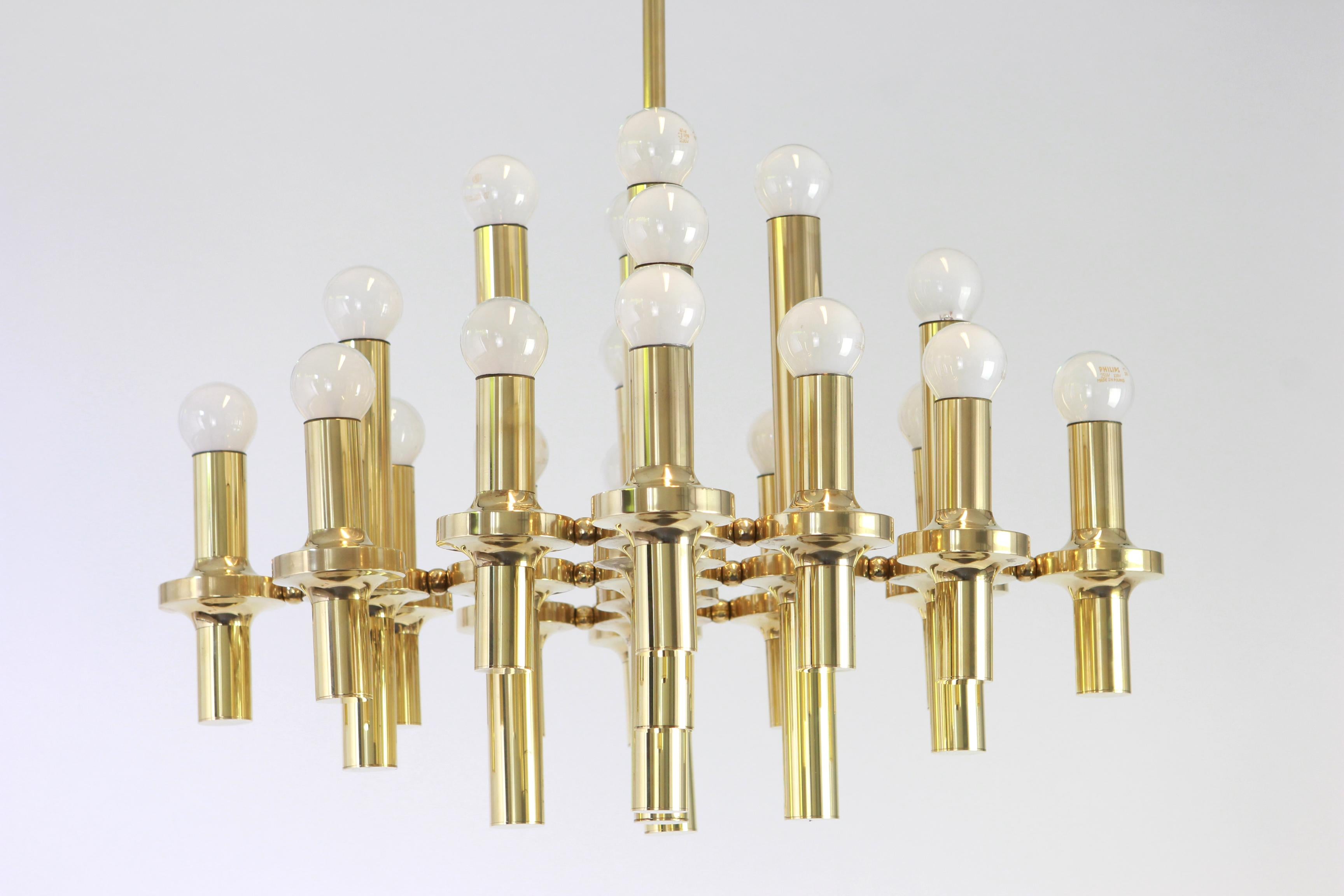 Wonderful midcentury brass chandelier in the manner of sciolari made by Staff Leuchten, manufactured in Germany, circa 1970s.

Sockets: 20 x E14 small bulbs./ max. 40 watt each-
Good condition.

H 70 cm - 27.24 inch //Drop rod can be adjusted