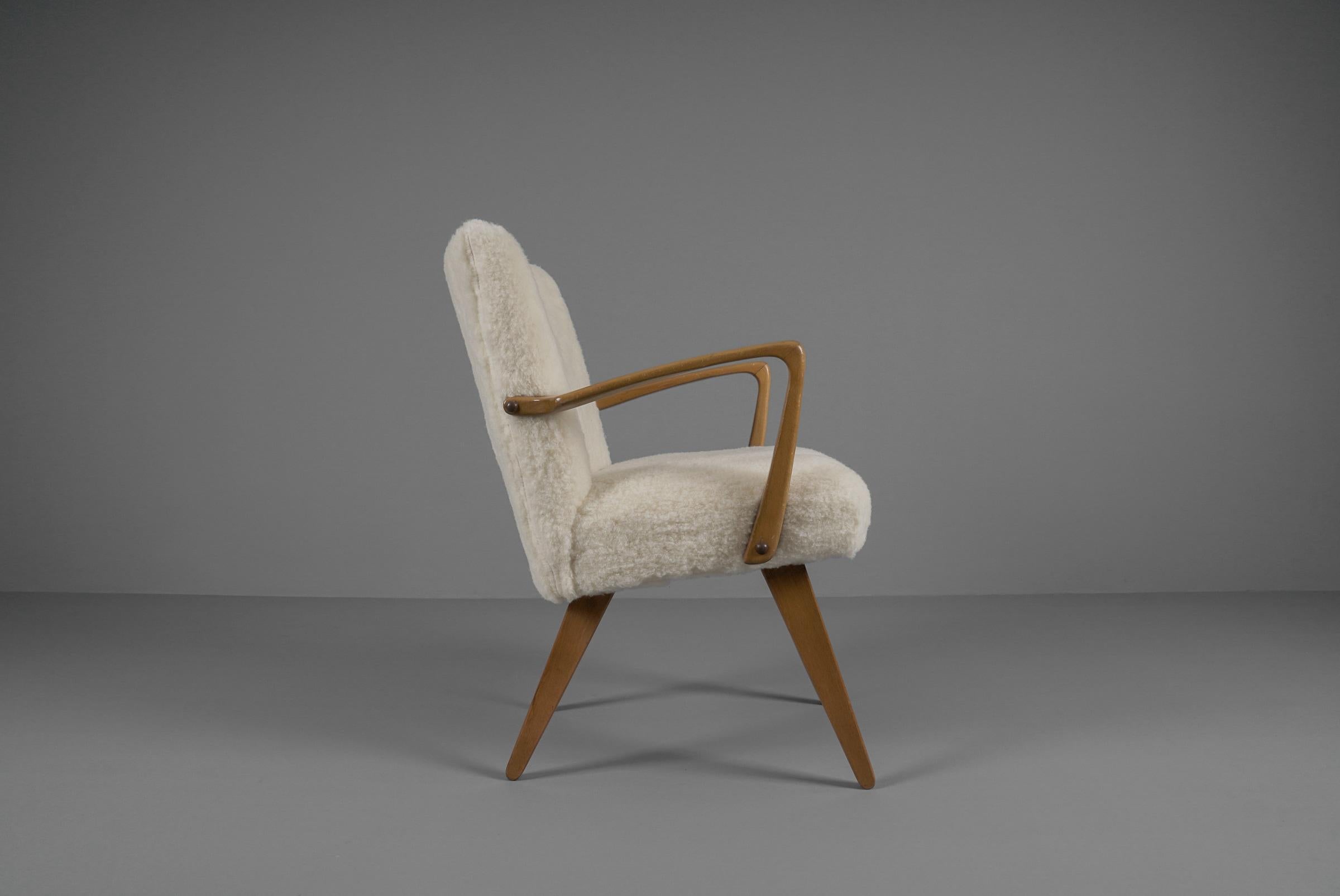 L'artista del cambio rapido. Una Easy Chair e una sedia.

Abbiamo fatto rivestire la poltrona con un tessuto di lana di pecora.

L'altezza della seduta della poltrona è di 40 cm quando viene trasformata in una sedia di 50 cm.

