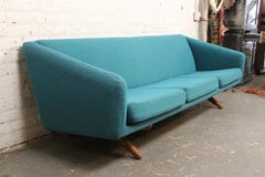 Canapé à pieds en ciseaux du milieu du siècle par Illum Wikkelsø pour A. Mikael Laursen