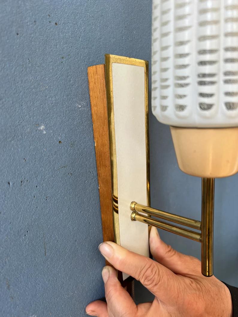 Lámpara de pared de cristal escandinava Mid Century Sconce, años 70 en venta 4