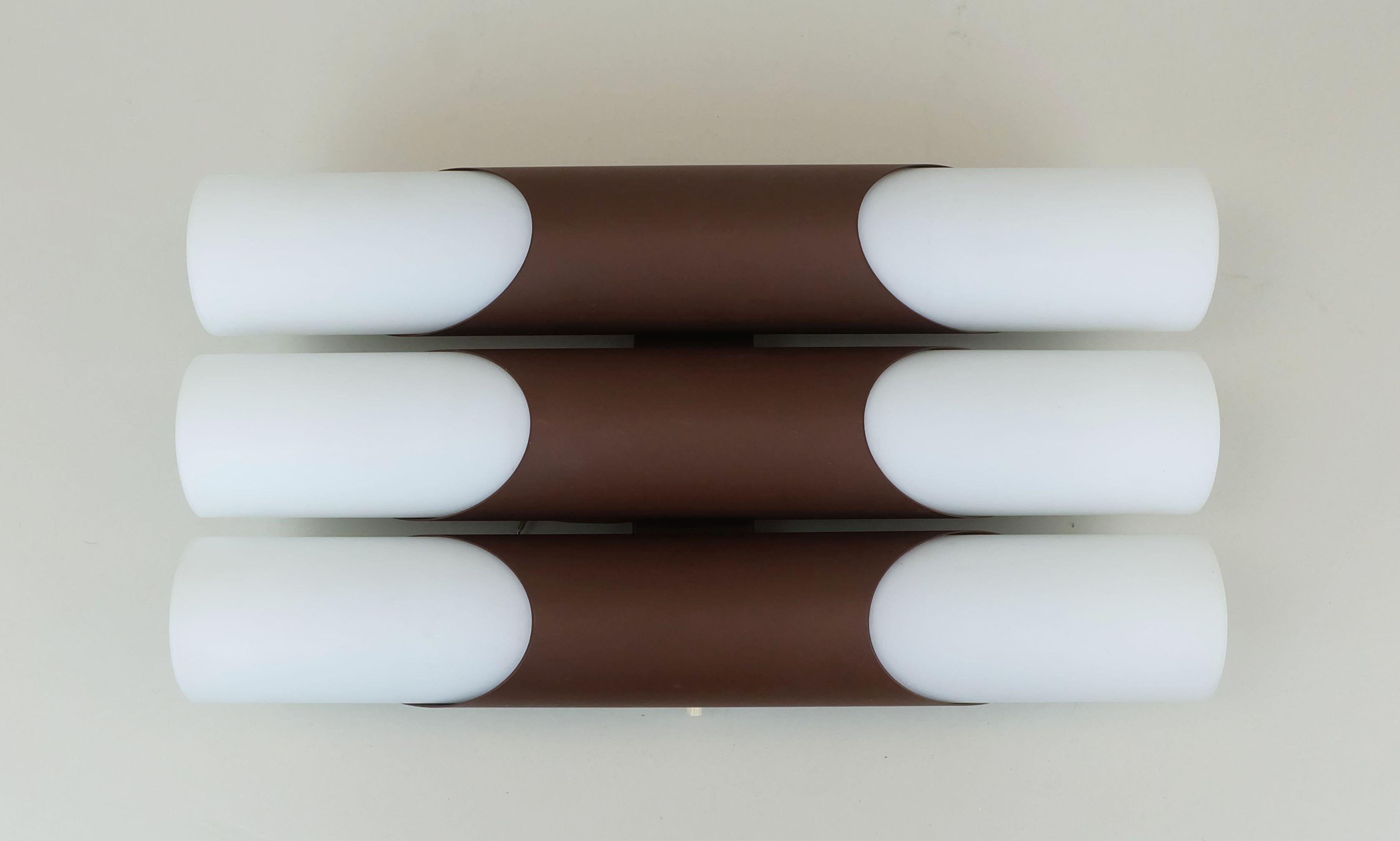 Applique della fine degli anni '60 progettata dal designer tedesco Klaus Link per Neuhaus-Leuchten, Neheim-Hüsten, Germania. Realizzato in metallo laccato marrone opaco e vetro satinato bianco. Per sei lampadine E14.

Dimensioni in cm: 
Lunghezza 35