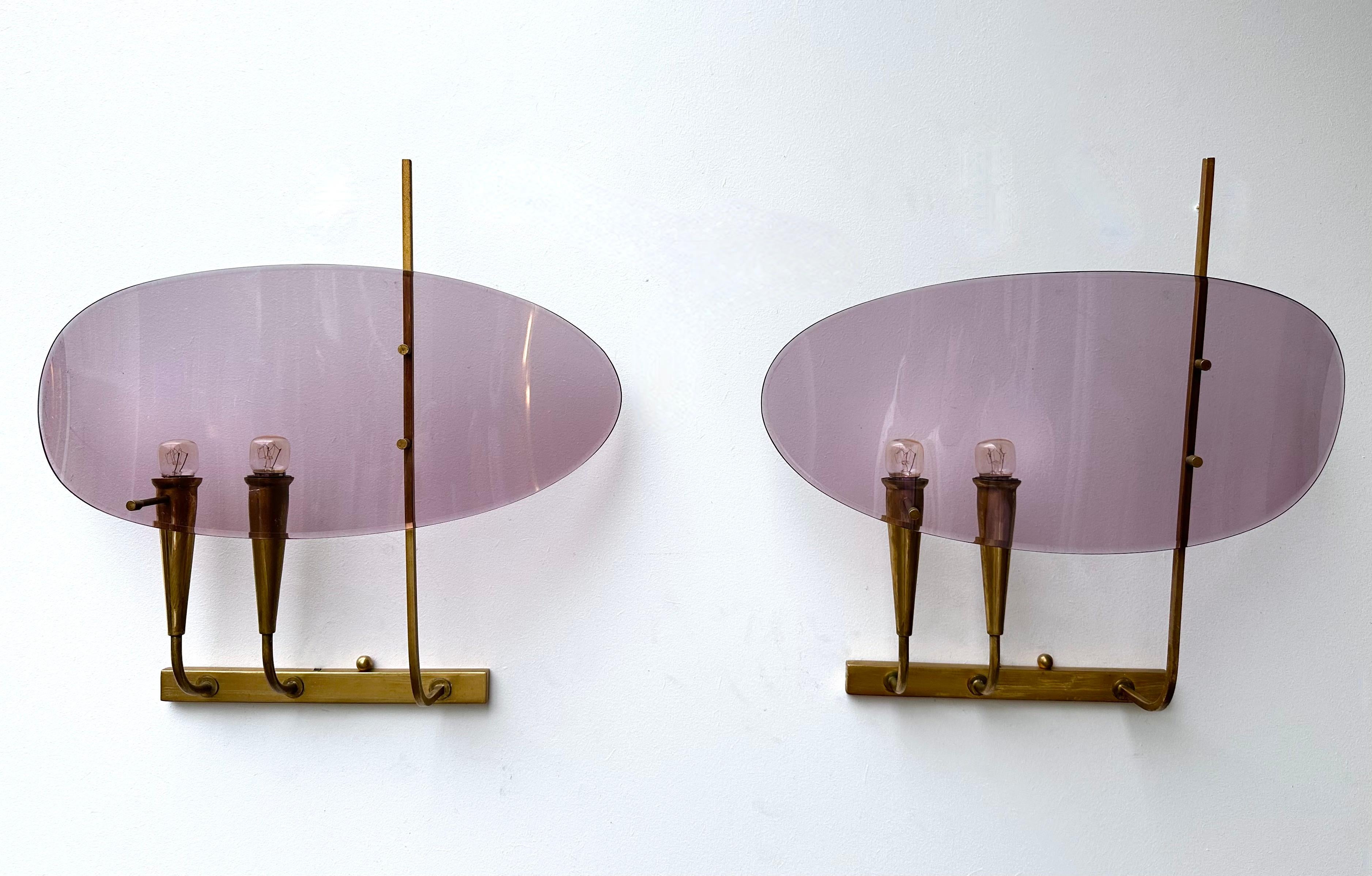 Rare Mid-Century Modern Space Age wall lights lamps sconces in purple parma pink perspex lucite metacrylate and brass by the italian design manufacture Stilux Milano. Famous design like Reggiani, Sciolari, Francesco Buzzi Ceriani, Angelo Brotto for