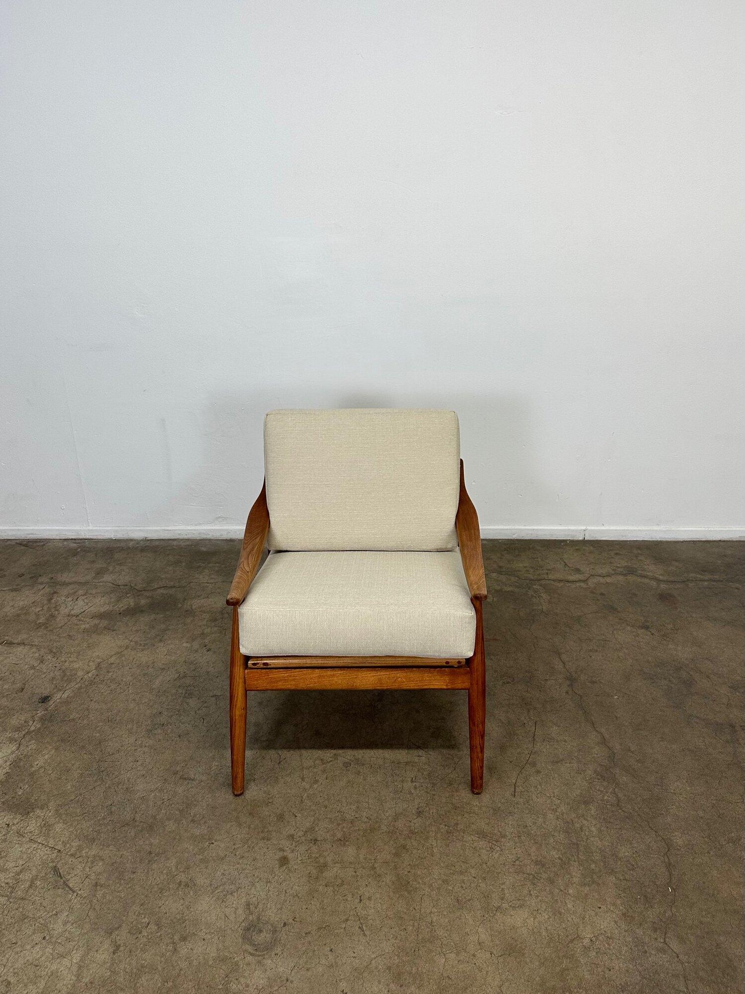 Midcentury Scoop Arm Oak Lounge Chair In Good Condition For Sale In Los Angeles, CA