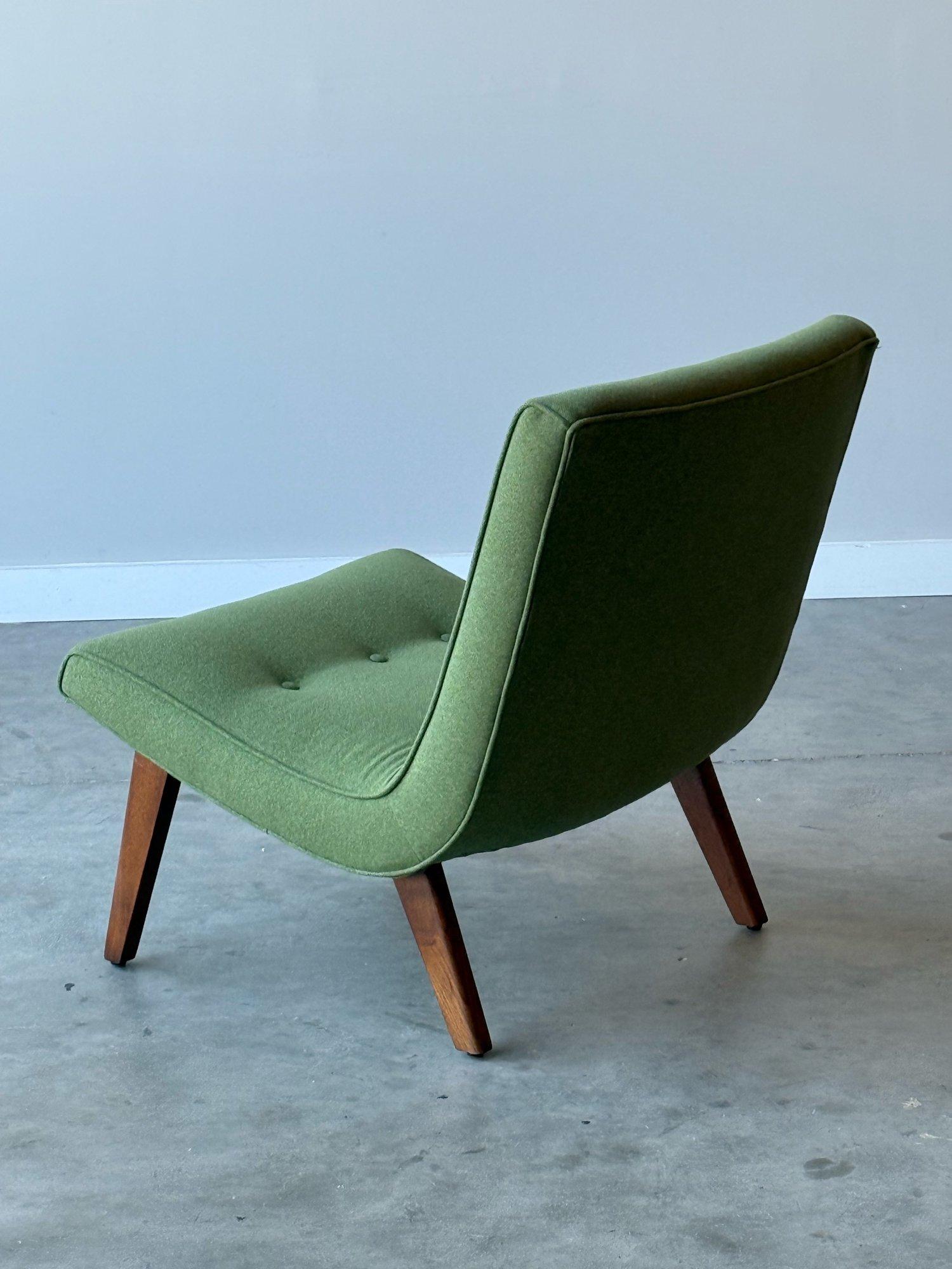 Salón scoop de mediados de siglo al estilo de Milo Baughman. Este salón individual se ha retapizado con espuma y tela nuevas. La tela es de un verde más claro, pero terroso, y combinaría bien con una gran variedad de interiores. Este tejido está