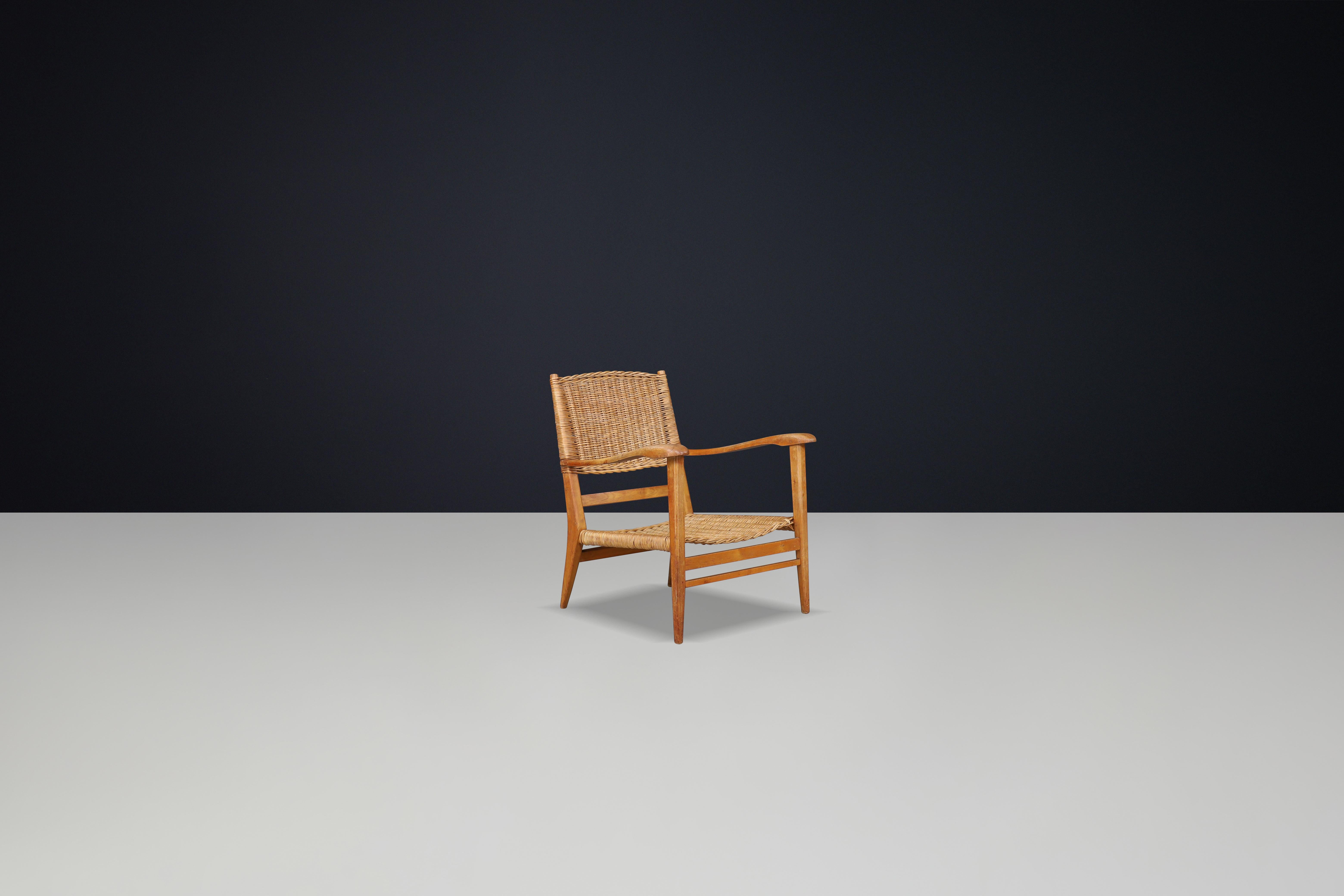 Mid-Century Sculpted Armchair in Oak and Rattan, France, 1960s

This rare and exceptional armchair, expertly designed and crafted in France during the 1960s, is a remarkable example of modern mid-century design. Made from a combination of fine oak