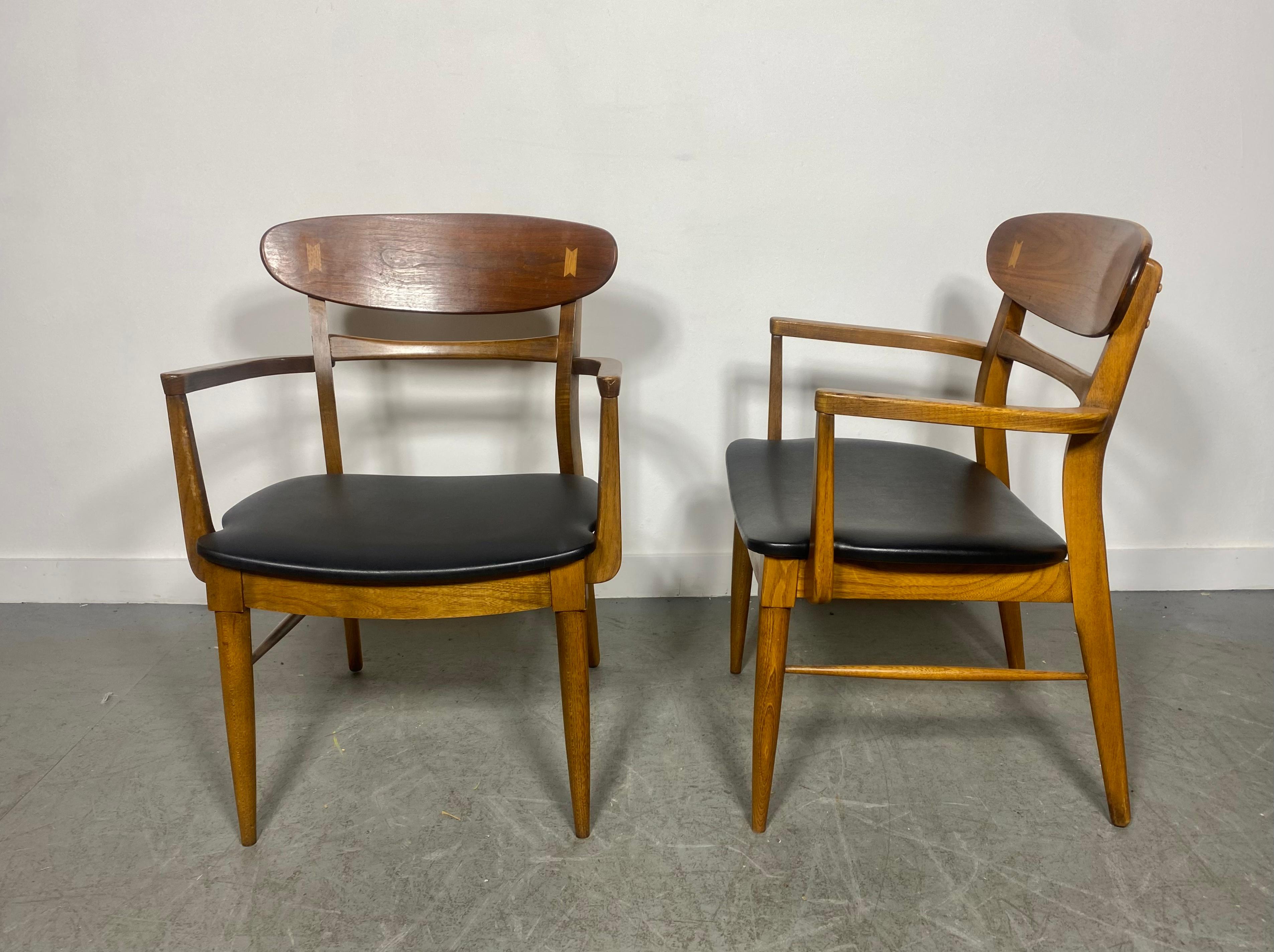 Américain Ensemble de 8 chaises de salle à manger à dossier sculpté du milieu du siècle Andre Bus pour Lane Acclaim en vente