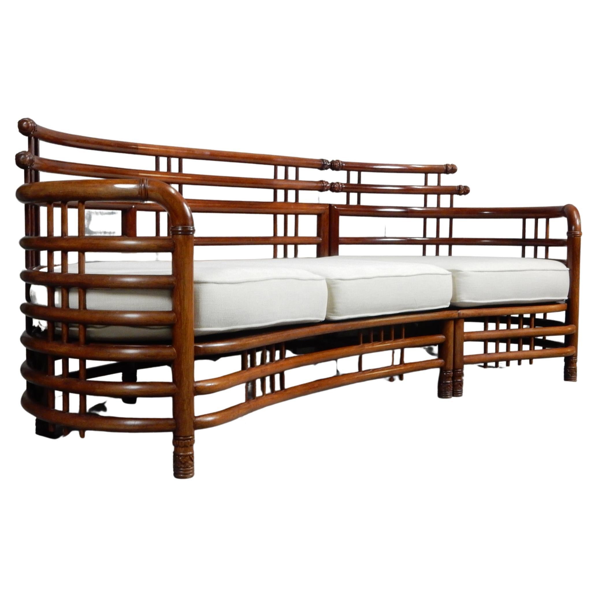 Canapé Birdcage en bois sculpté de teck du milieu du siècle dernier