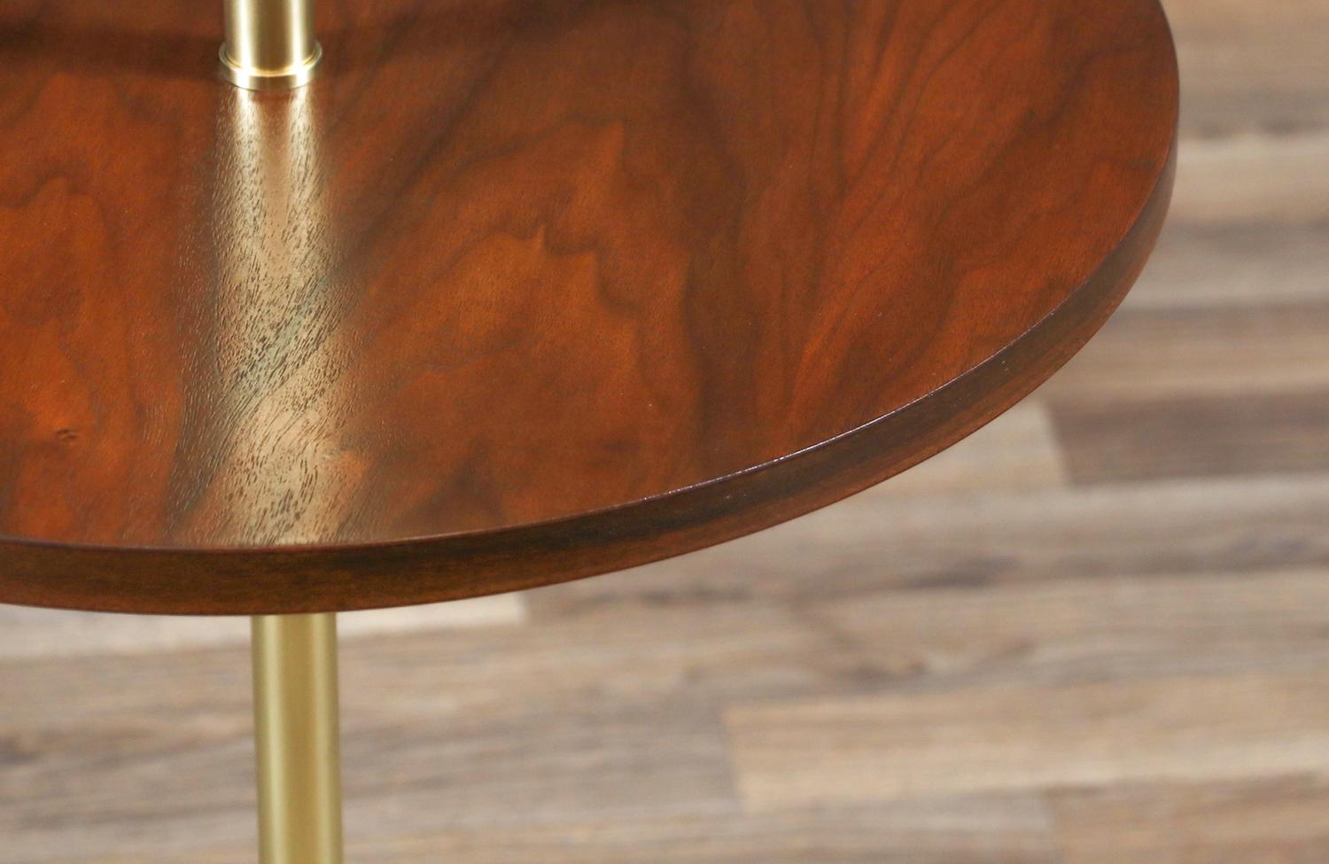 Lampadaire tripode en laiton sculpté du milieu du siècle avec table d'appoint par Laurel en vente 3
