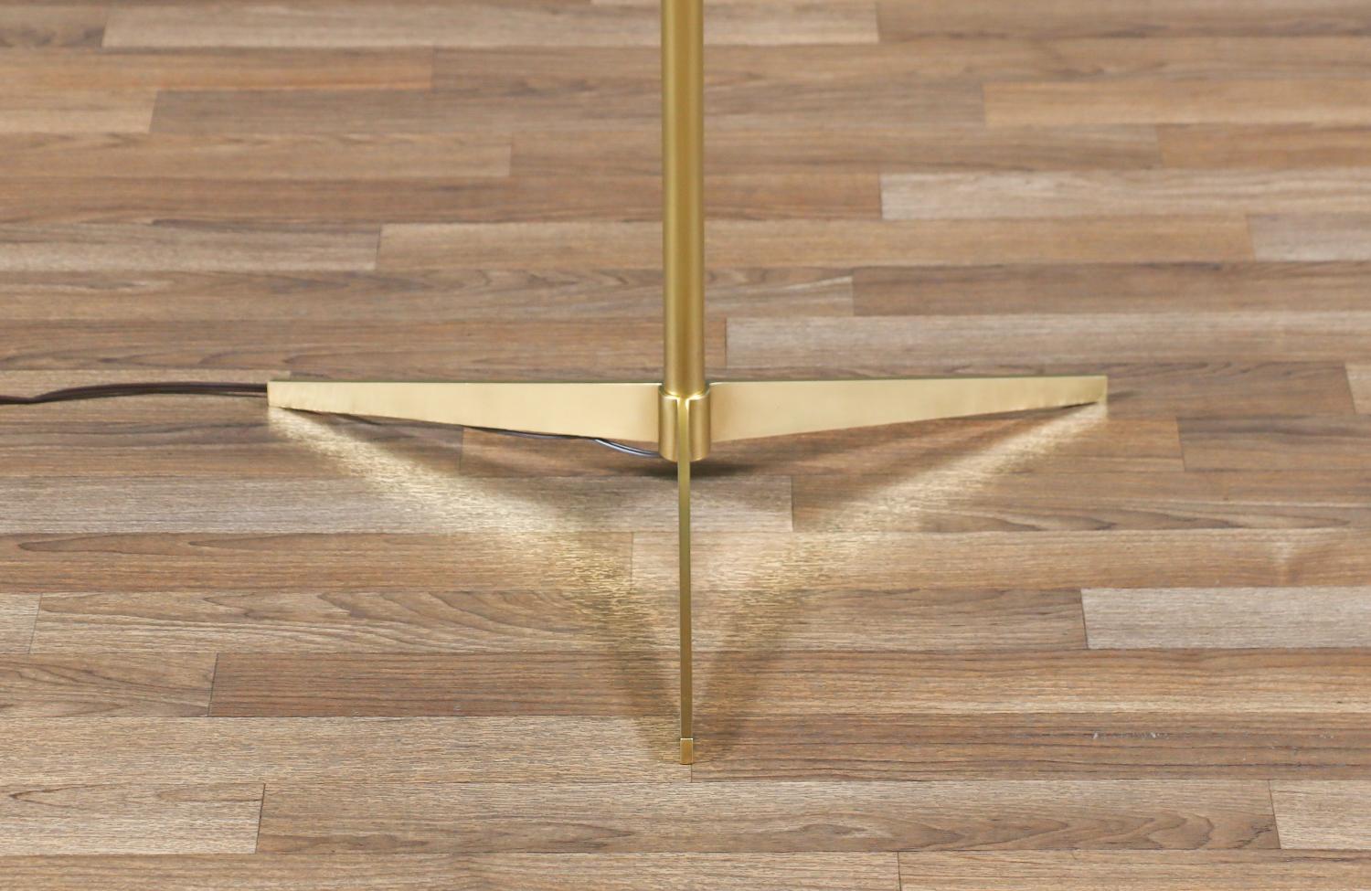 Lampadaire tripode en laiton sculpté du milieu du siècle avec table d'appoint par Laurel en vente 4