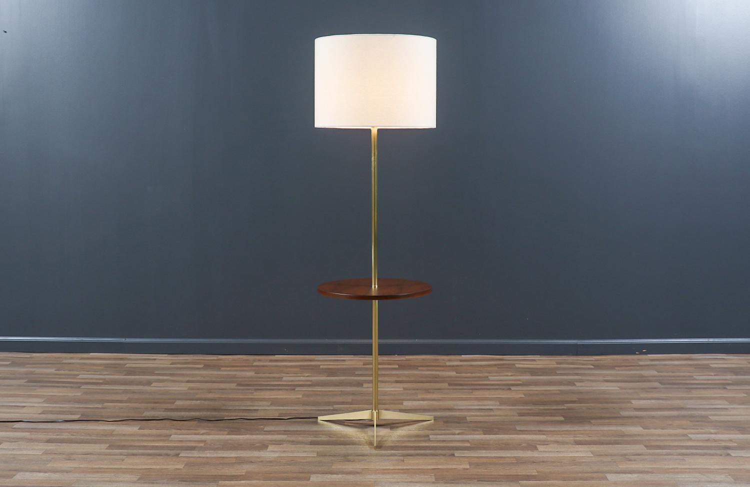 Dimensions

60in H x 17.50in W x 17.50in D

Hauteur de la table : 22.50in
Abat-jour : 13in H x 18in W x 18in D

________________________________________

Transformer un meuble moderne du milieu du siècle, c'est comme redonner vie à l'histoire, et