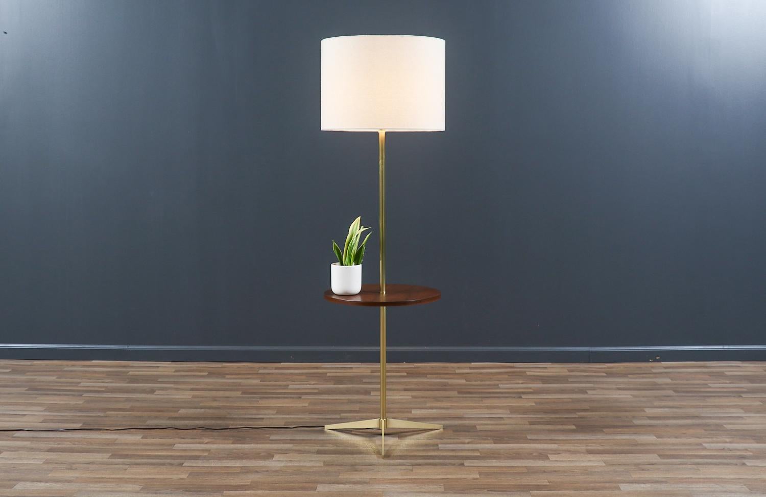 Mid-Century Modern Lampadaire tripode en laiton sculpté du milieu du siècle avec table d'appoint par Laurel en vente